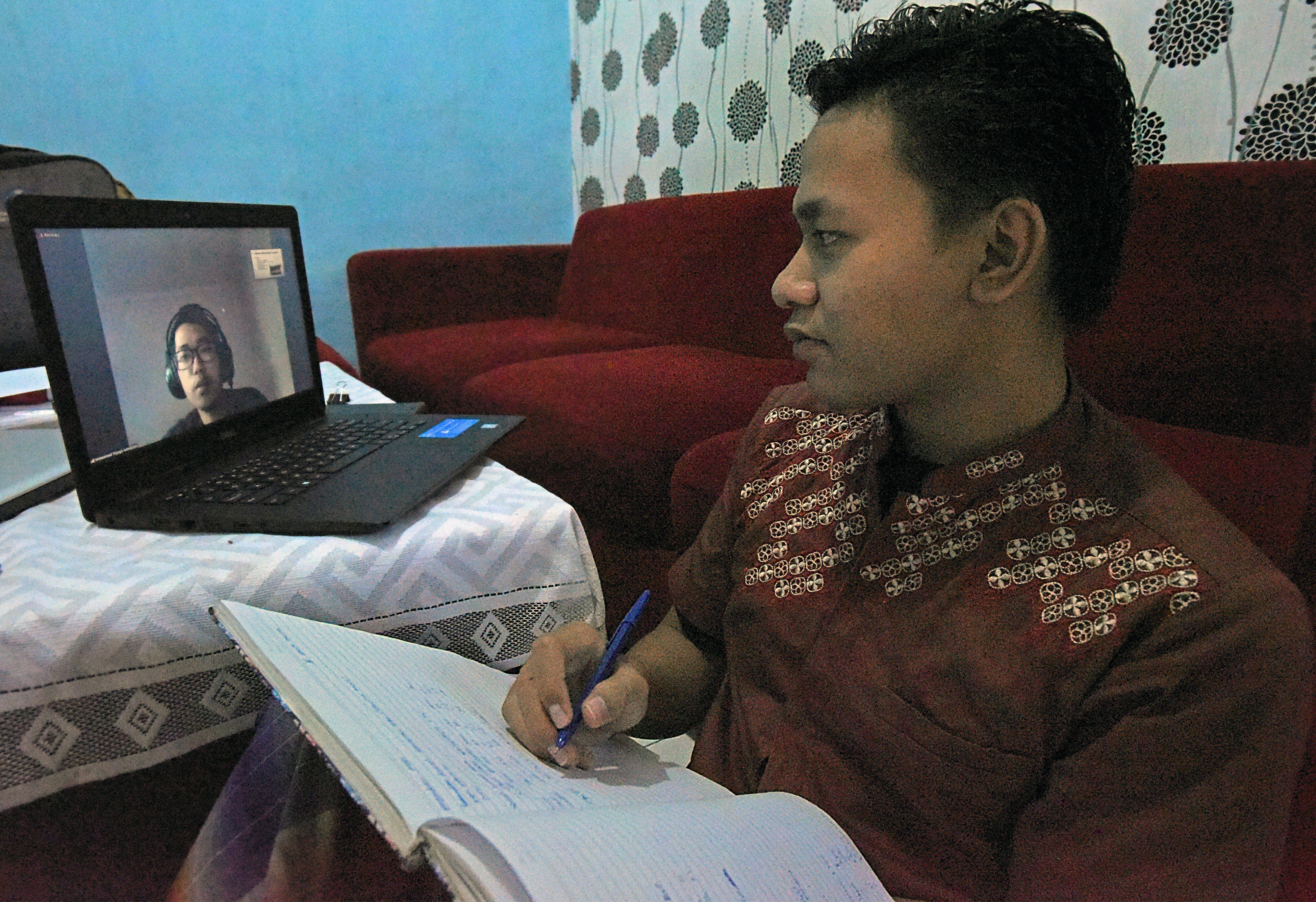 Siswa mengikuti pelajaran secara daring di masa pandemi covid-19