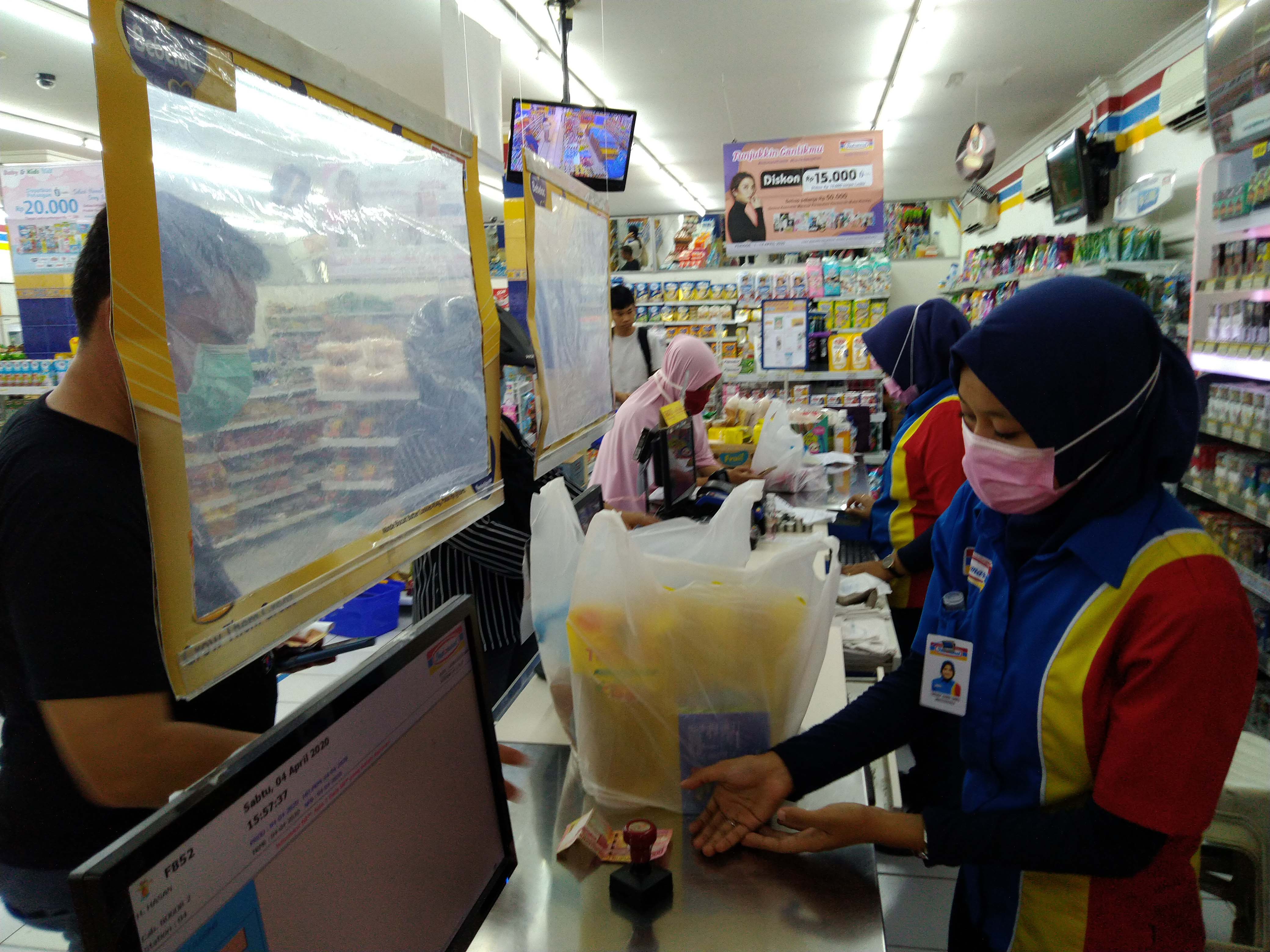 suasana minimarket saat pandemi covid-19