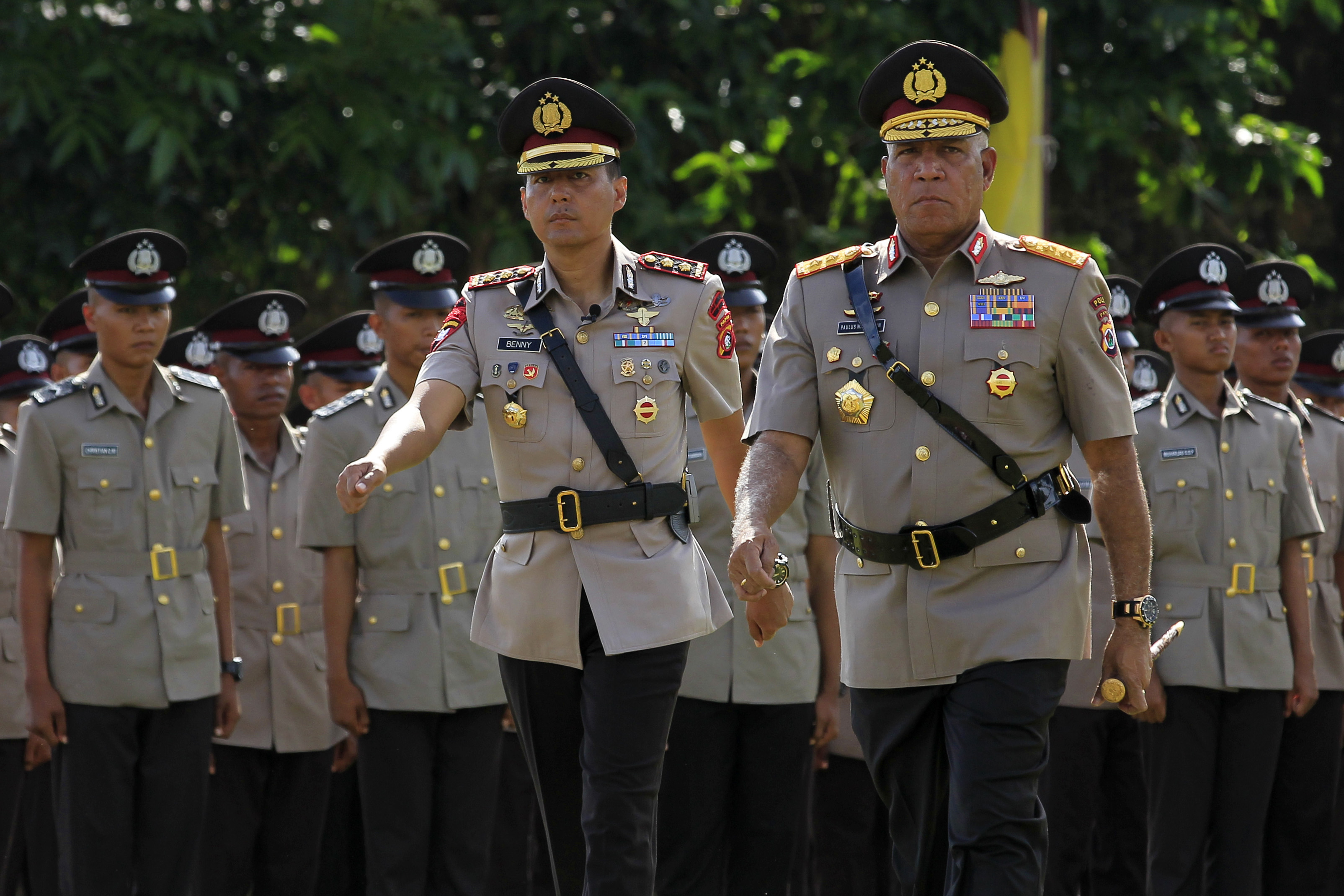 Kapolda Papua Irjen Pol Paulus Waterpauw (kanan) 