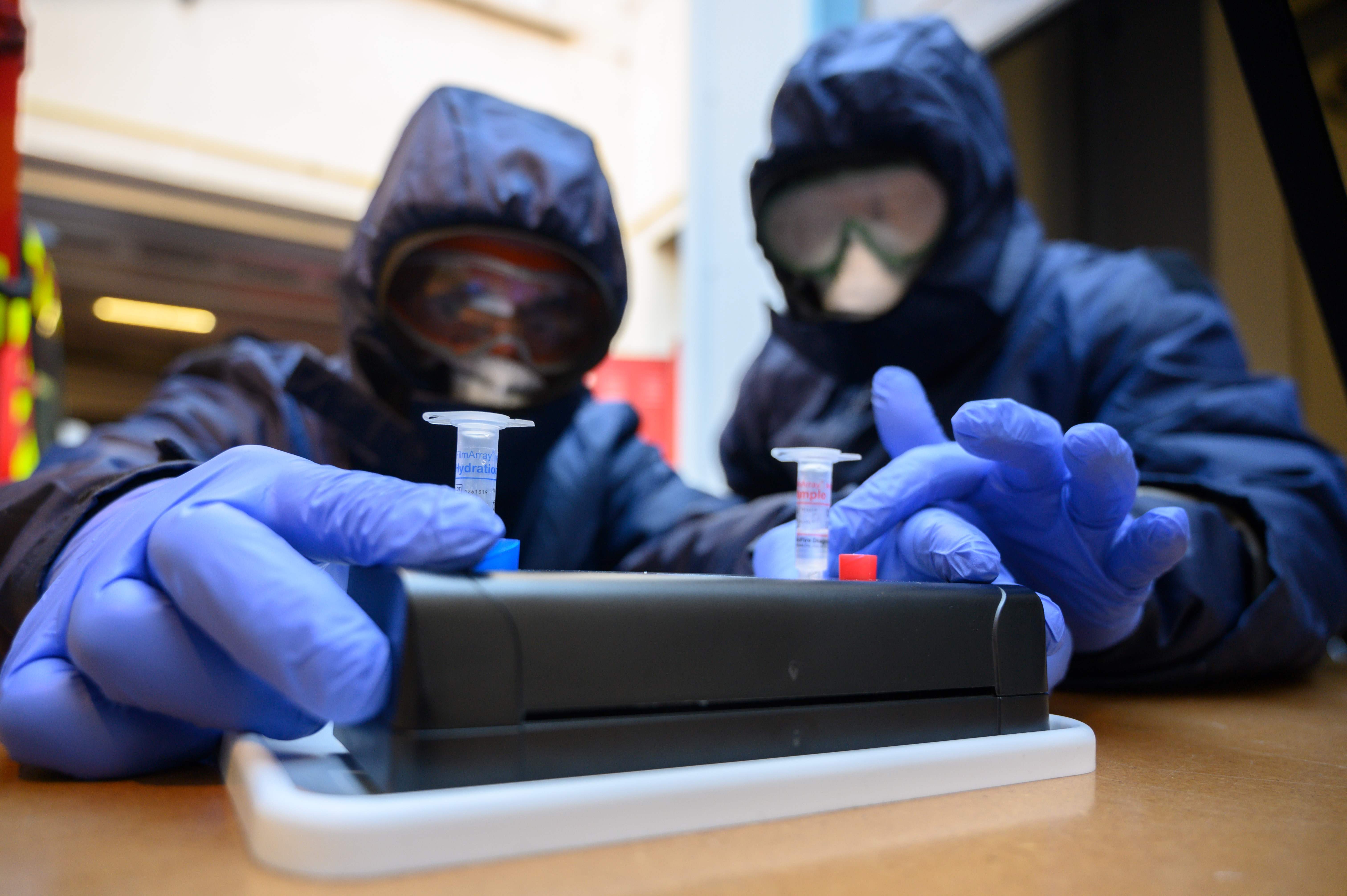 Ilustrasi--Ilmuwan di Prancis sedang melakukan PCR terhadap sampel dari penderita Covid-19.