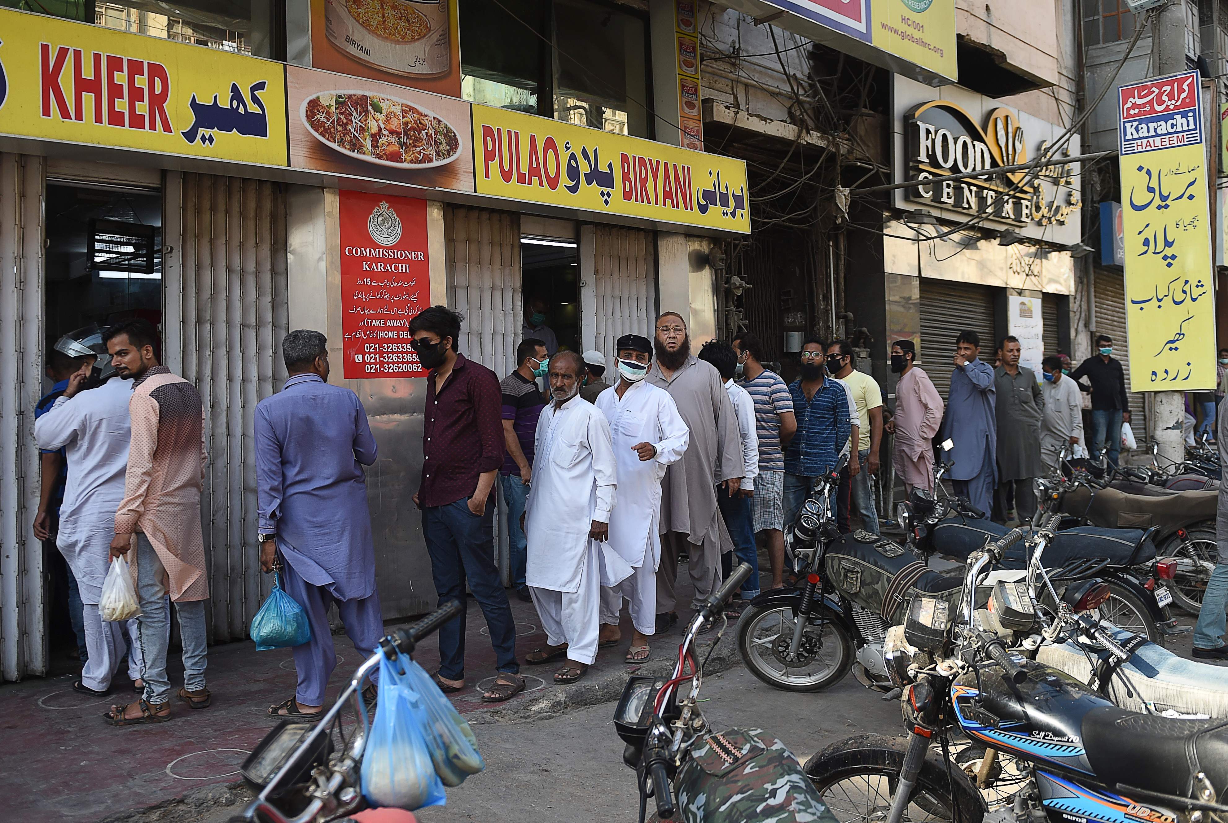 Warga mengantre untuk membeli makanan berbuka puasa di Karachi, Pakistan.
