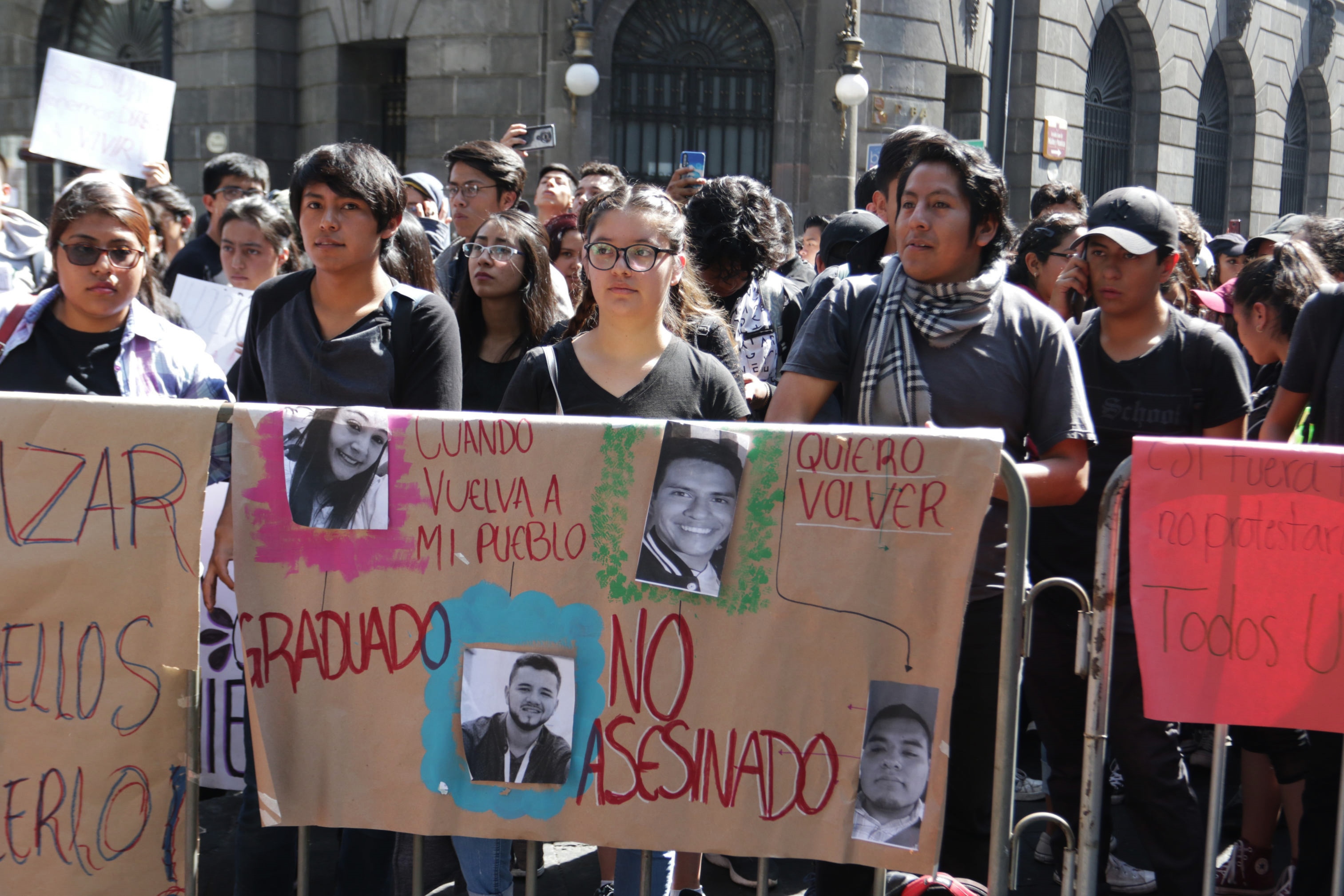Mahasiswa Meksiko di Puebla menuntut keadilan bagi kematian tiga rekan mereka dan seorang sopir mereka yang menjadi korban pembunuhan.