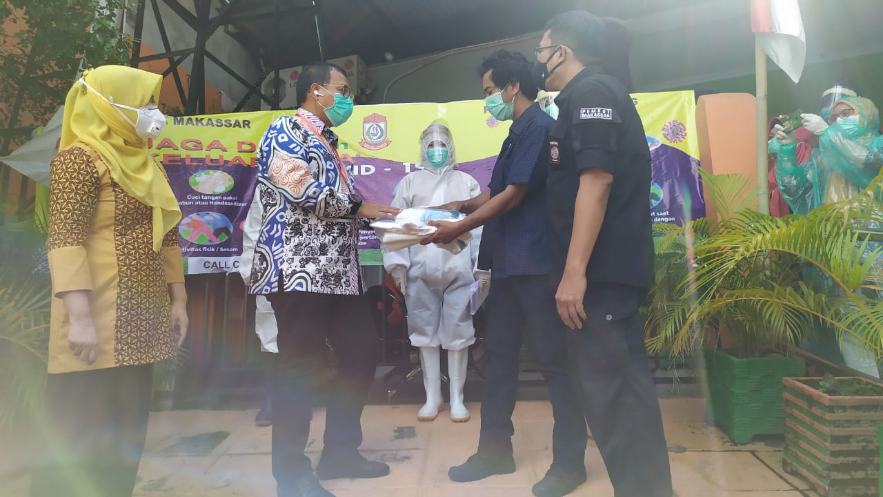 Pjs Walikota Makassar Iqbal Suhaeb secara simbolis menerima bantuan APD dari JPK Sulsel, Kamis (9/4)