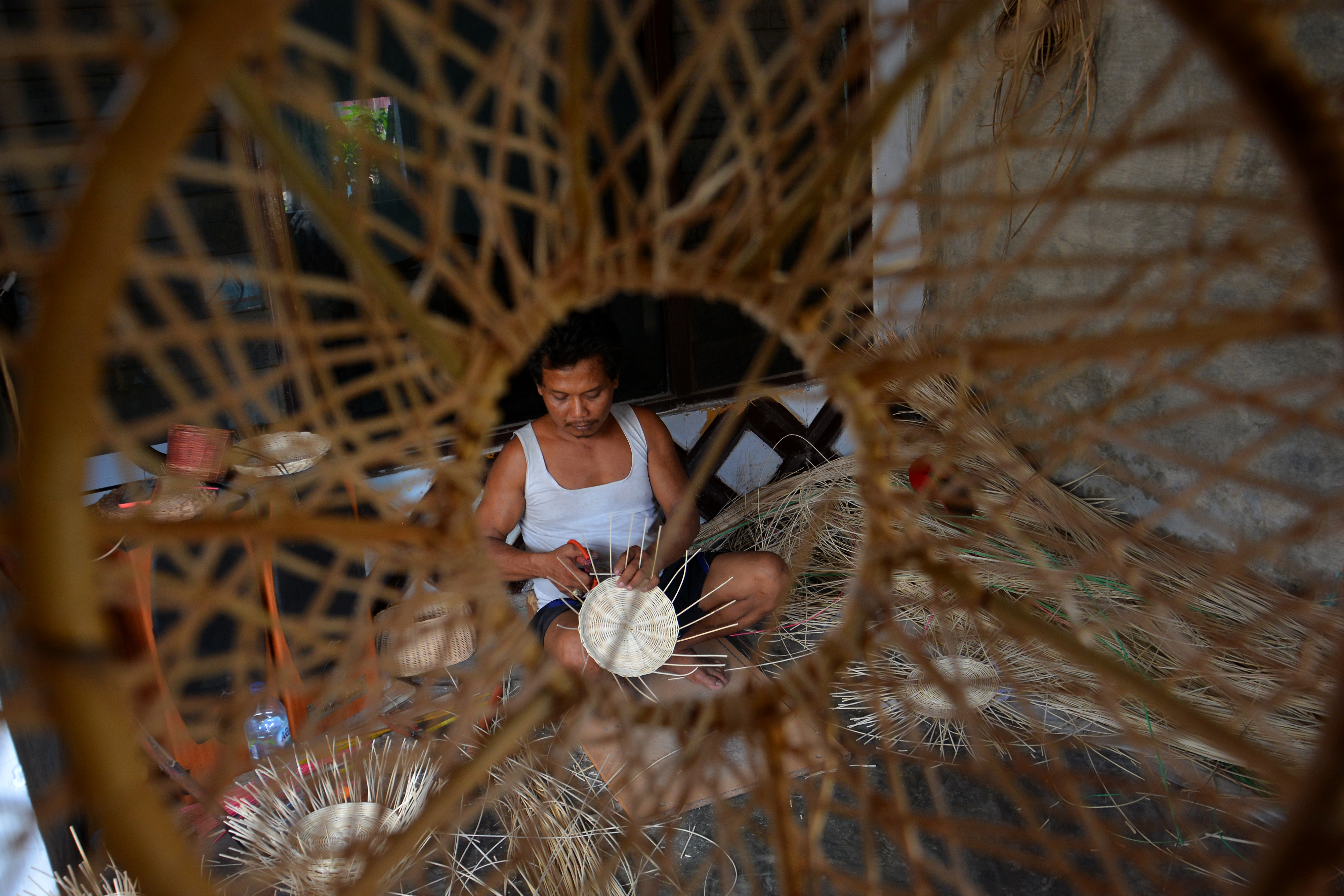 Perajin piring ayaman rotan di Kabupaten Jombang, Jawa Timur.