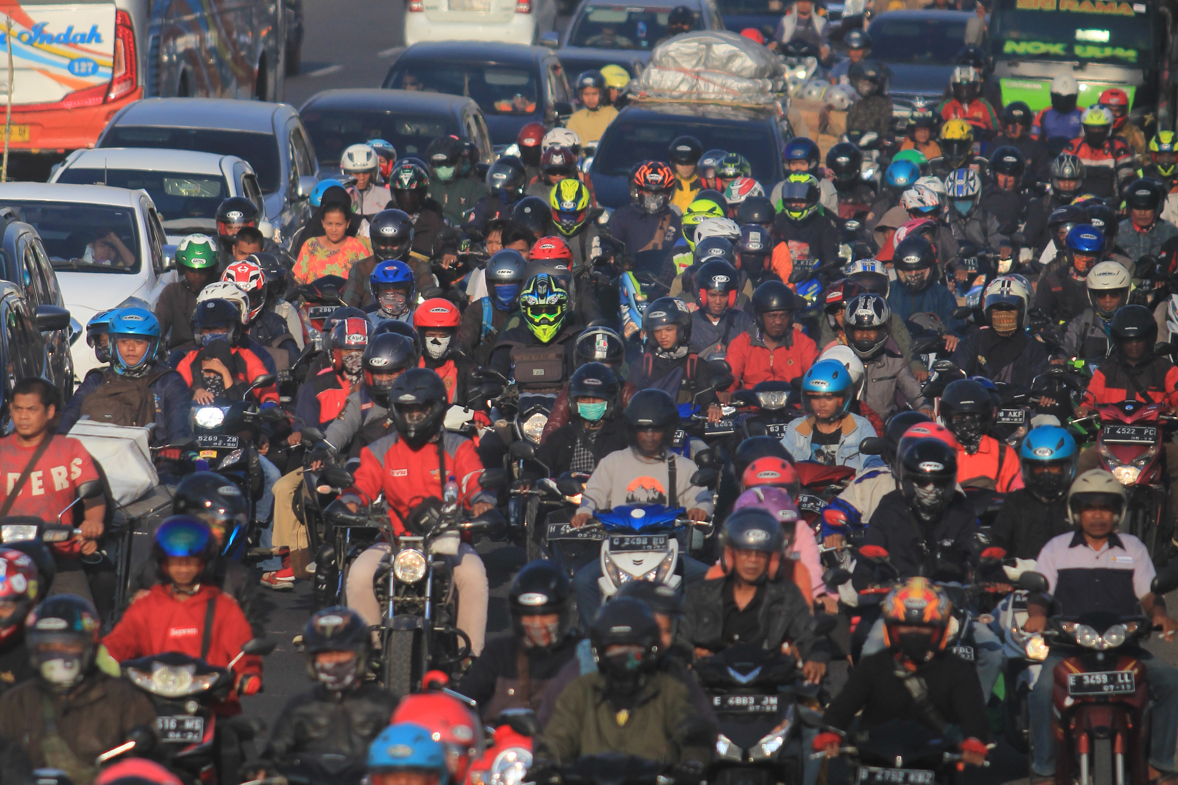 Pengendara motor memadati jalur arteri Pantura Palimanan, Cirebon, Jawa Barat, Minggu (9/6/2019). 