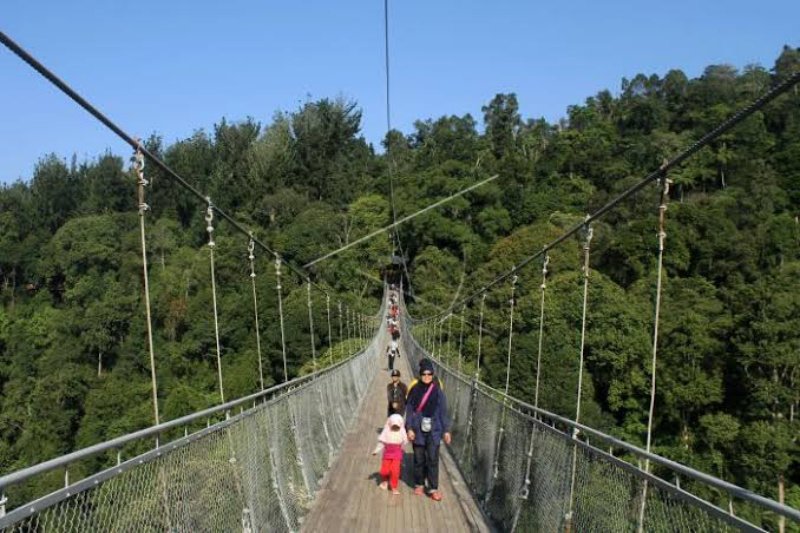 Pesepeda Dilarang Berhenti di Tengah Jembatan