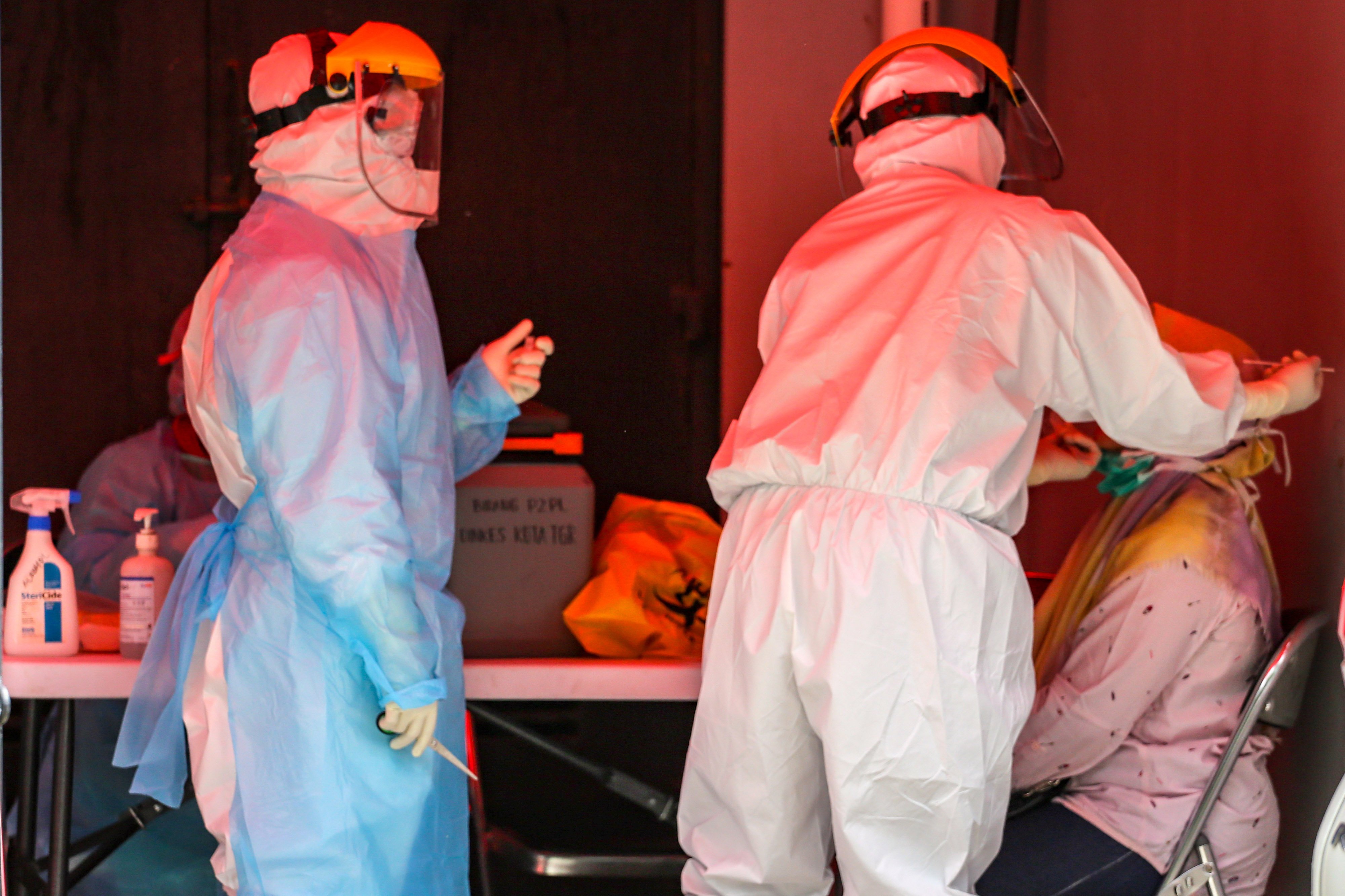 Tenaga medis tengah periksa pasien