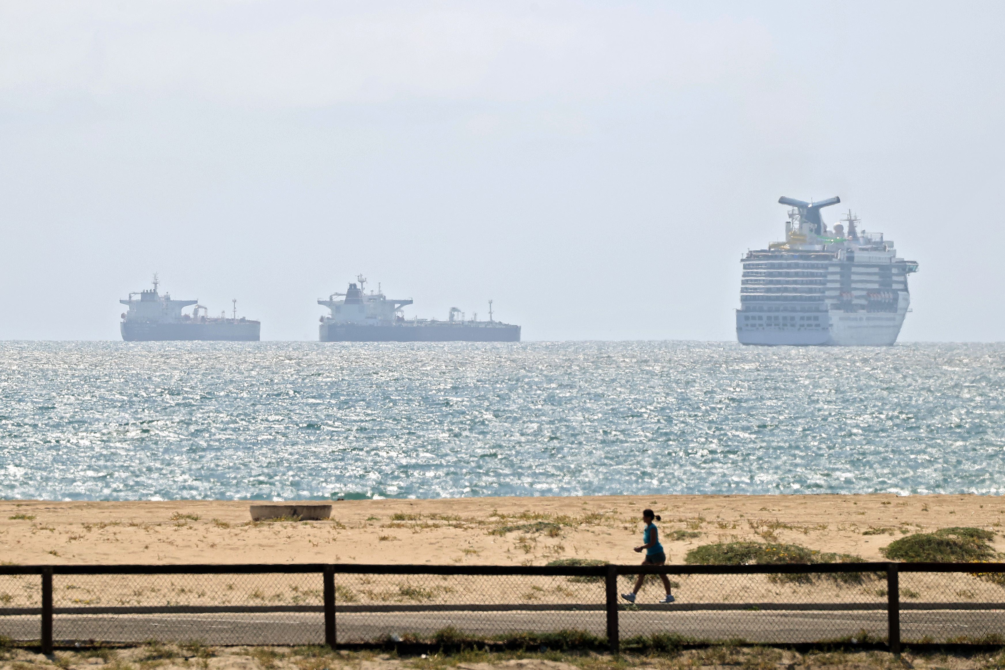 Kapal tanker terlihat di pantai Huntington, California, AS