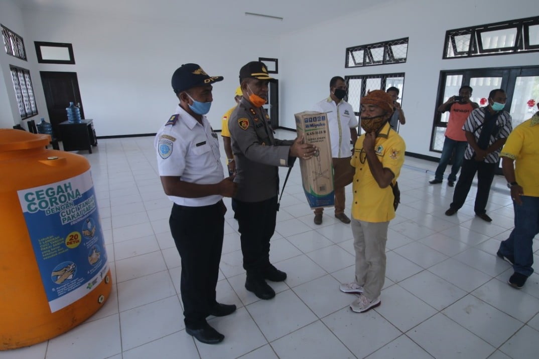 Penyerahan bantuan dari anggota DPRD Nagekeo