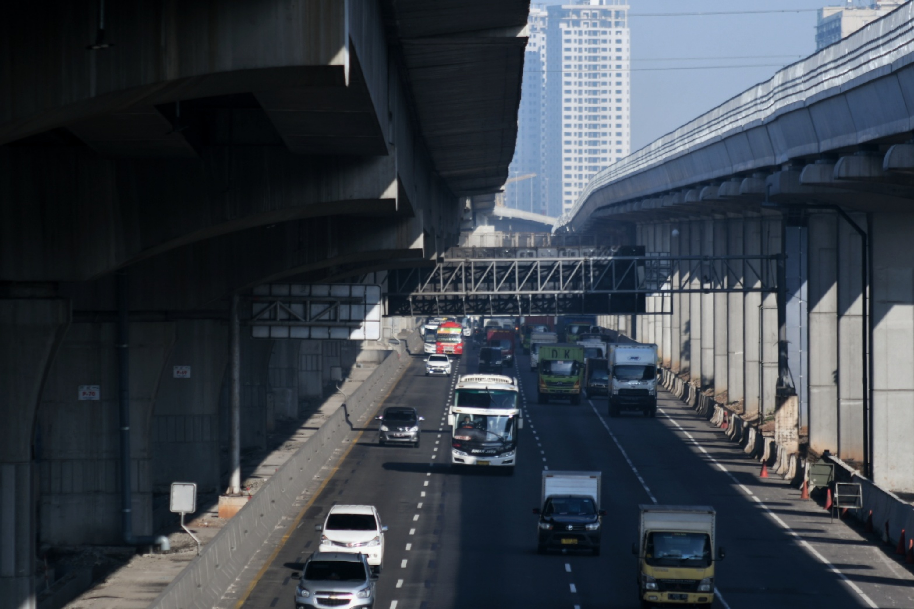 Kendaraan melintas di jalan Tol Jakarta-Cikampek, kawasan Bekasi, Jawa Barat, Selasa (31/3/2020). 