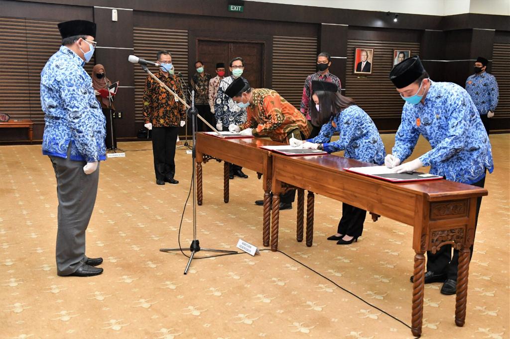 Pengangkatan dan pelantikan 95 orang calon pegawai negeri sipil (CPNS) menjadi PNS, serta melantik tujuh orang pejabat administrasi.