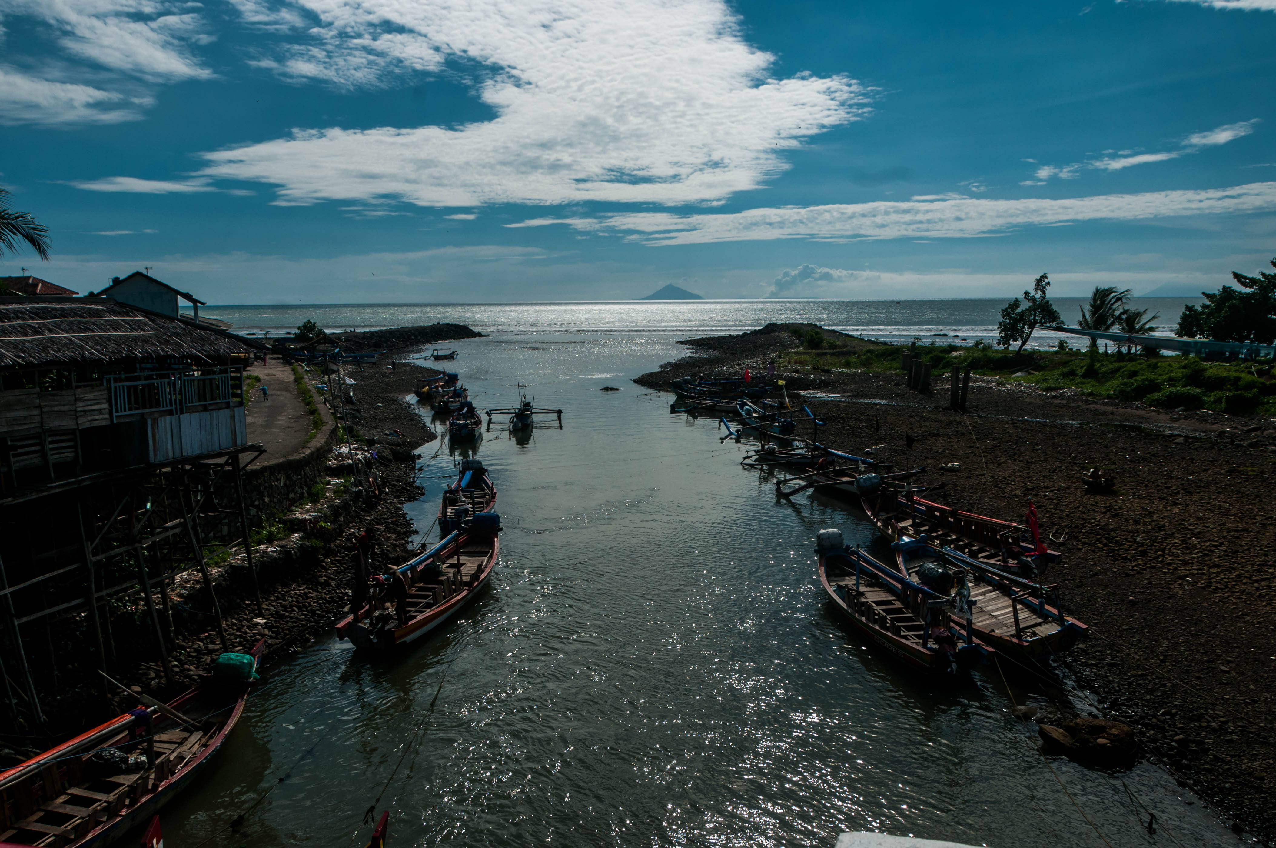 Abu vulkanik Gunung Anak Krakatau terlihat dari pinggir pantai di Desa Pasauran, Serang, Banten.