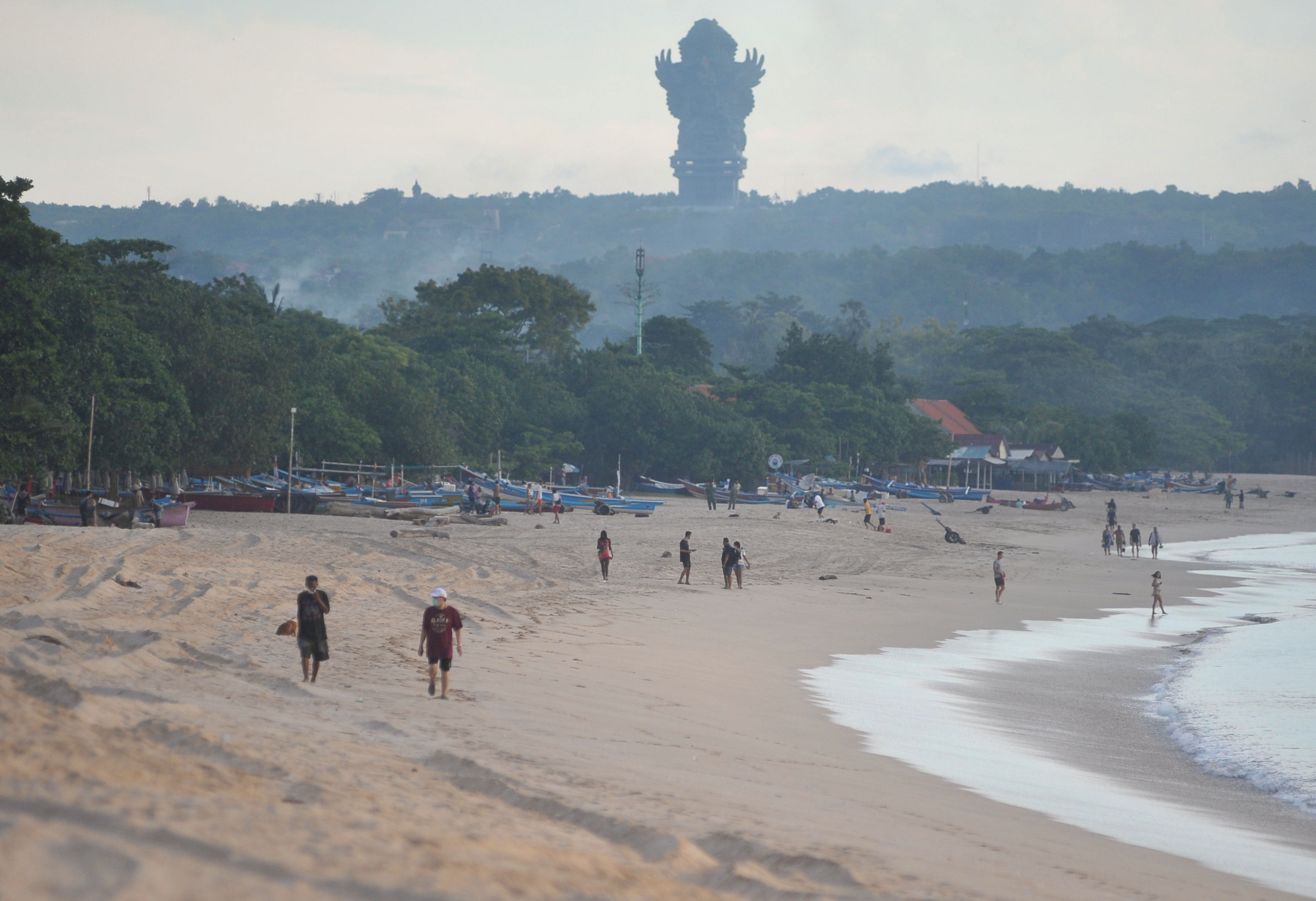 Sejumlah wisatawan berada di kawasan Pantai Kedonganan, Badung, Bali, Rabu (15/4). 