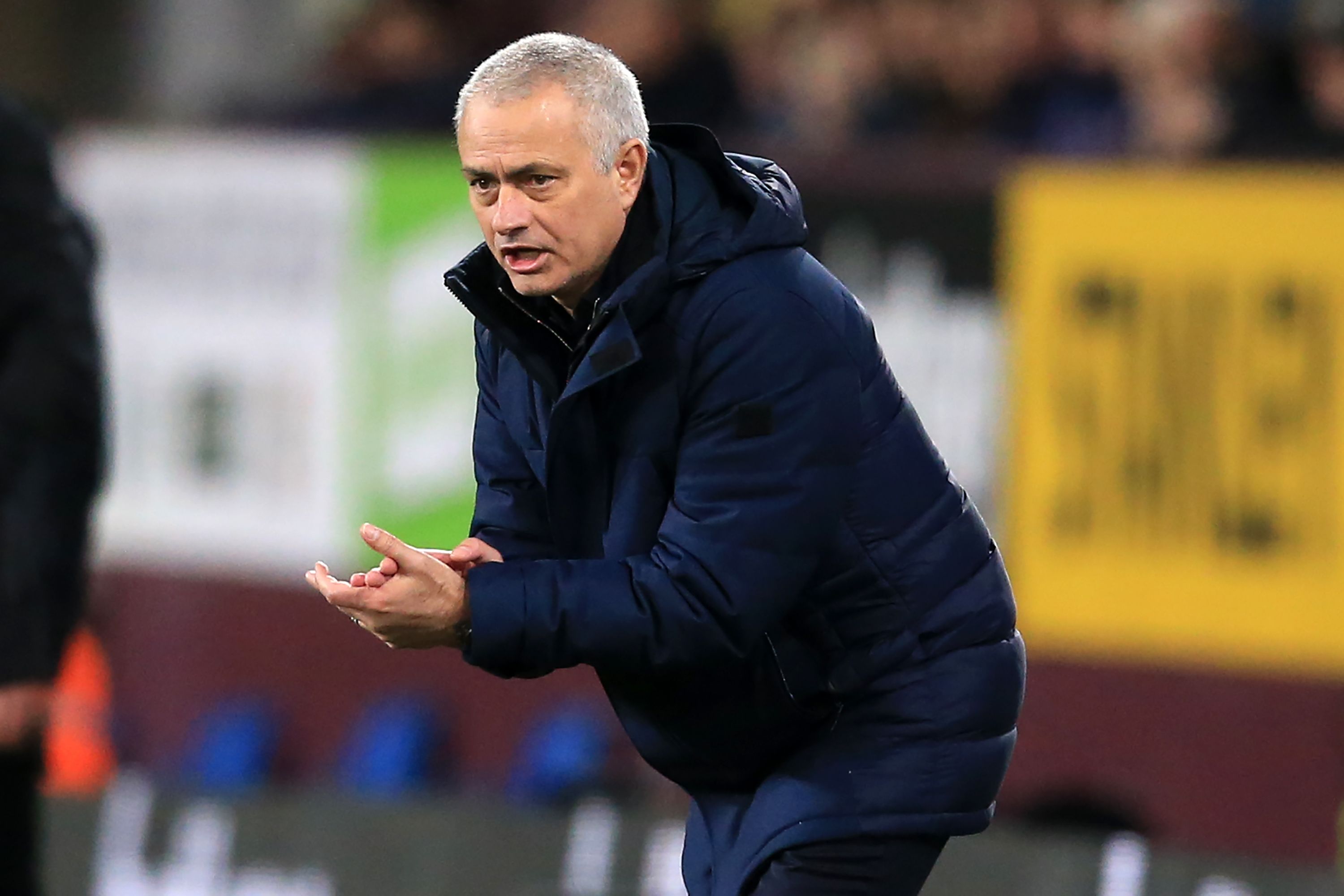 Pelatih Tottenham Hotspur, Jose Mourinho, memberikan arahan dari pinggir lapangan.