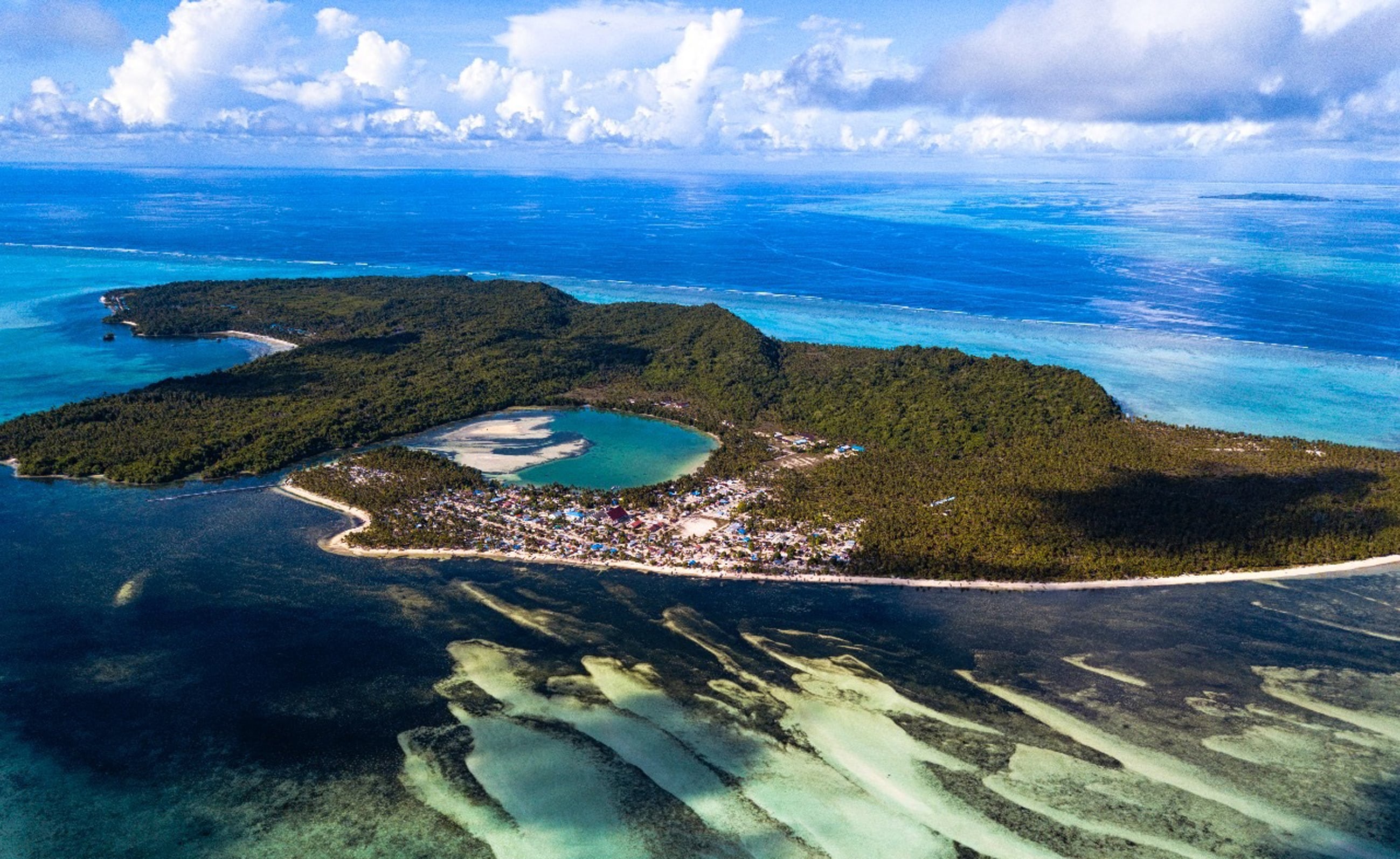  Foto udara permukiman Pulau Dohrekar yang terletak di Distrik Ayau, Kabupaten Raja Ampat, Papua Barat,