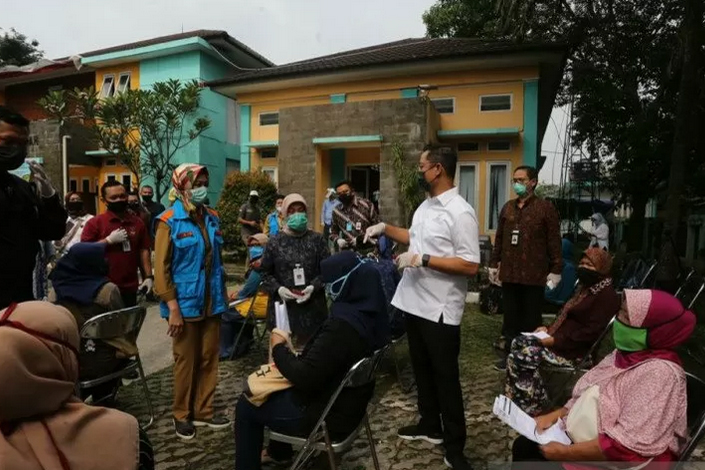 Mensos Juliari P Batubara (baju putih) menyerahkan Kartu Keluarga Sejahtera (KKS) untuk Program Sembako di Kota Tangsel, Selasa (21/4).