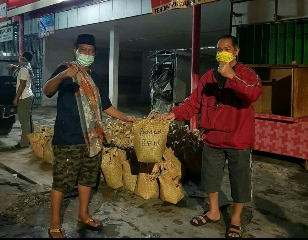 Gubernur Kalsel Sahbirin Noor (bersarung) membagikan sembako untuk warga Kota Banjarmasin, Senin (21/4/2020)