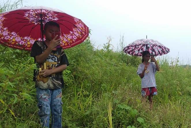Siswa di Flores Timur di lapangan untuk mendapatkan sinyal internet