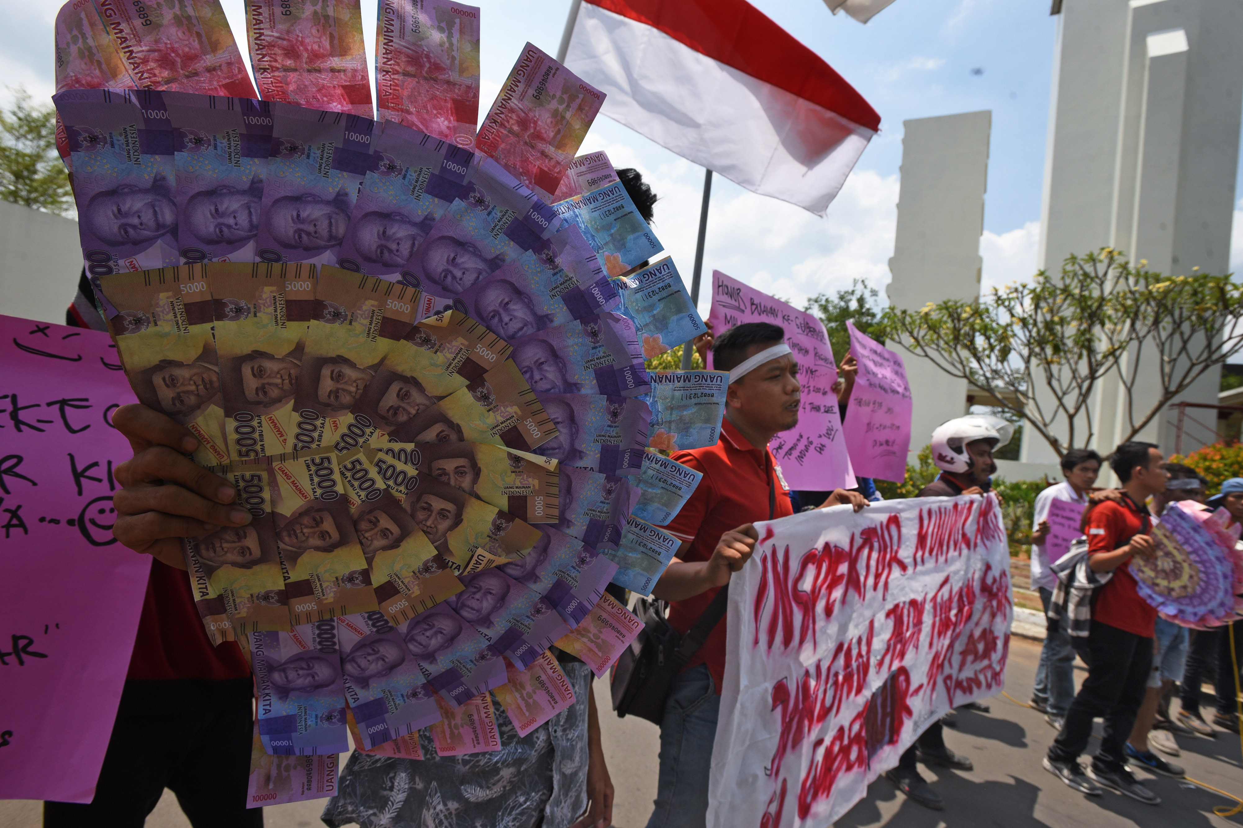  Aktivis anti korupsi Gerakan Rakyat Lawan Korupsi berunjuk rasa di depan Kantor Gubernur Banten, di Serang beberapa waktu lalu.