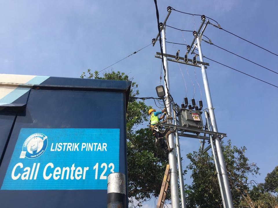 Petugas PLN sedang memperbaiki instalasi listrik