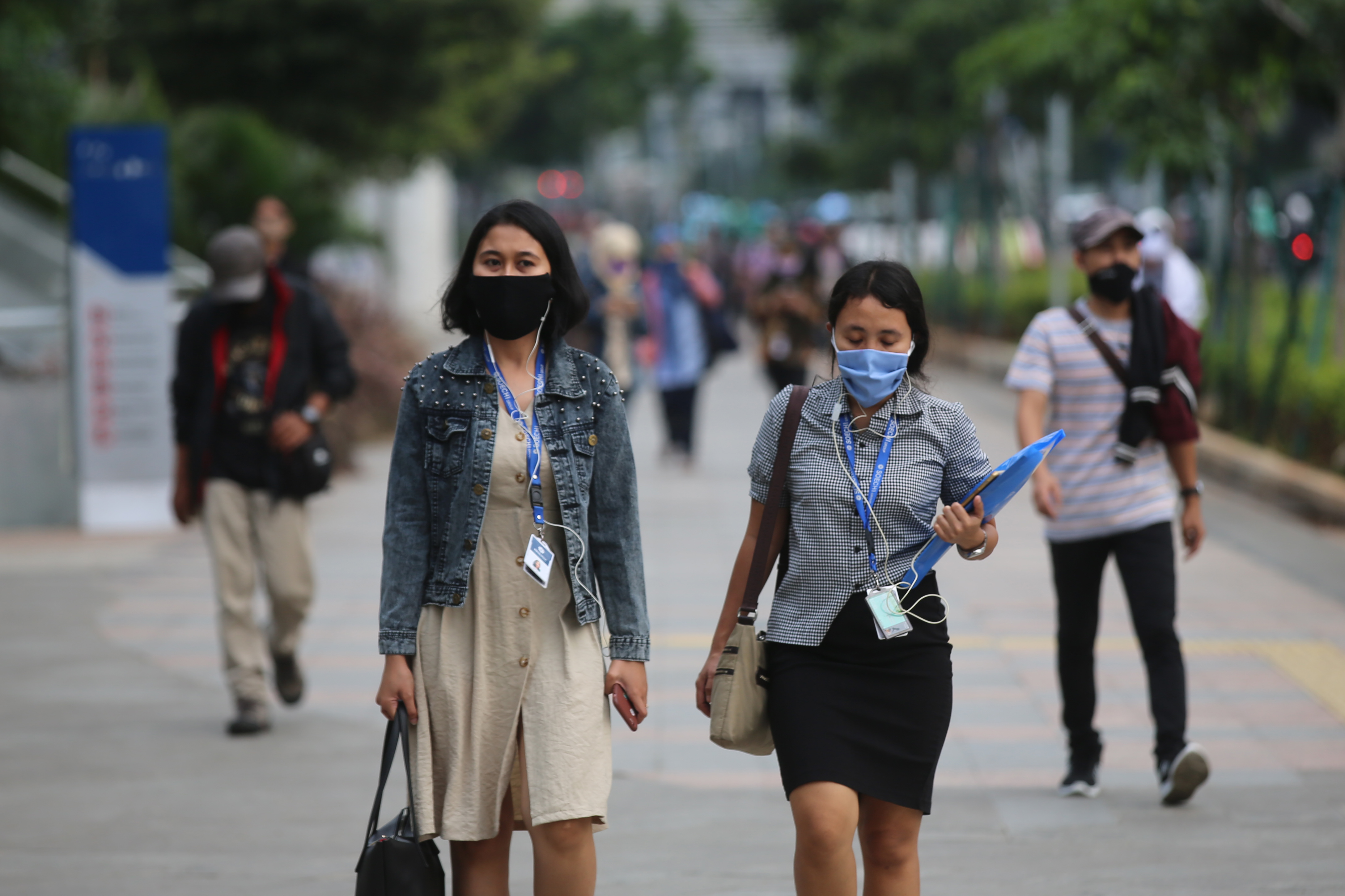 Warga Jakarta beraktivitas di masa PSBB