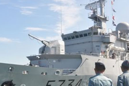 Kapal fregat pengawas Prancis, FNS Vendemiaire lego jangkar di Perairan Tanjung Benoa pada 2016.
