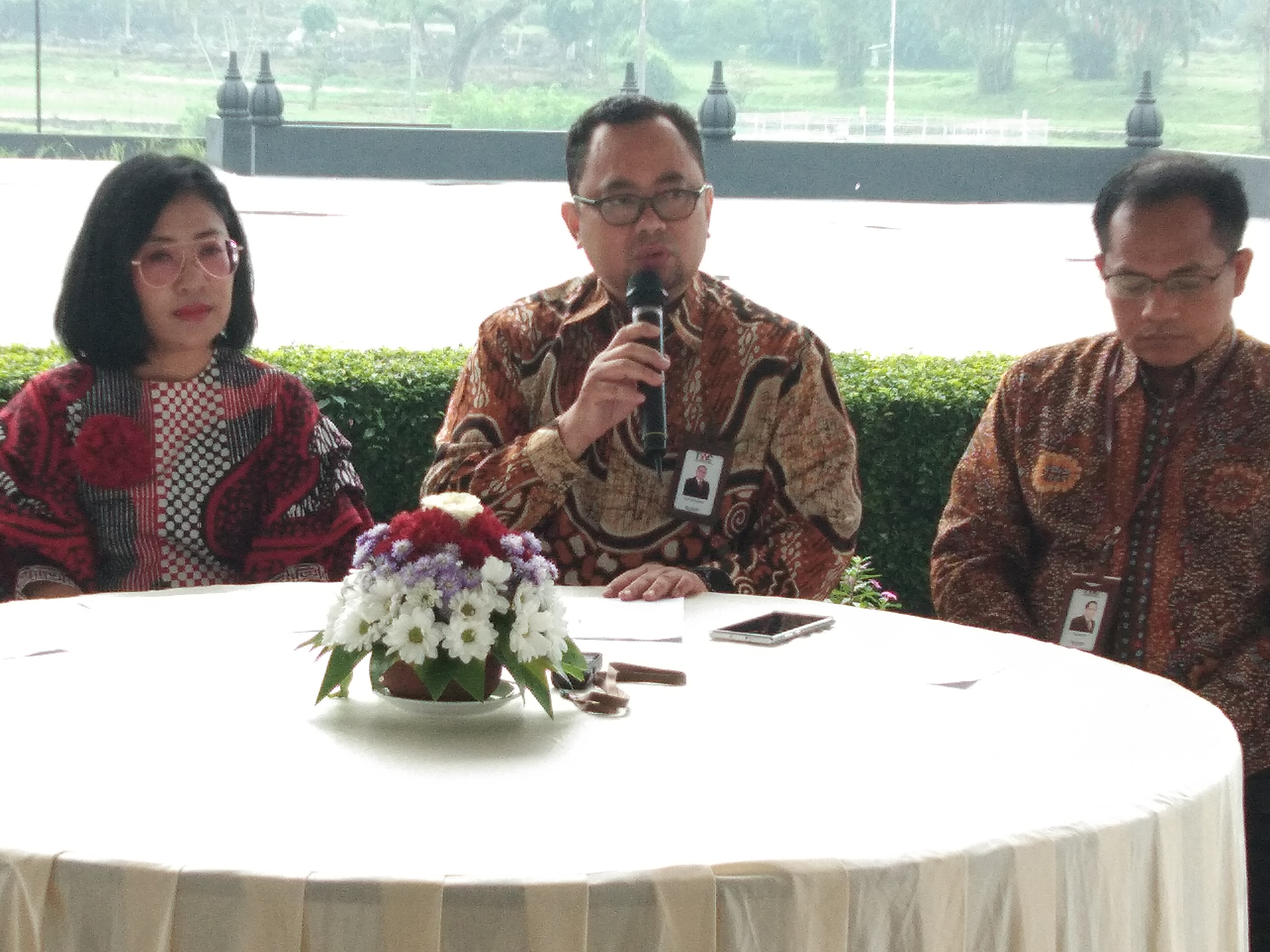 Dirut PT TWC Esy Setijono (tengah) menjelaskan penutupan kembali kawasan Candi Borobudur, Prambanan dan Ratu Boko.