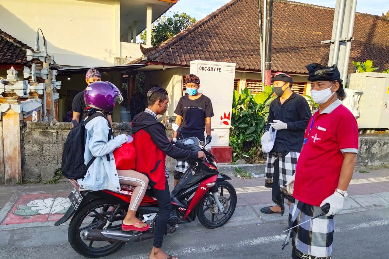Banyak desa di Kota Denpasar menerapkan zona wajib masker. Petugas tilang warga yang tidak menggunakan masker, Selasa (28/04).