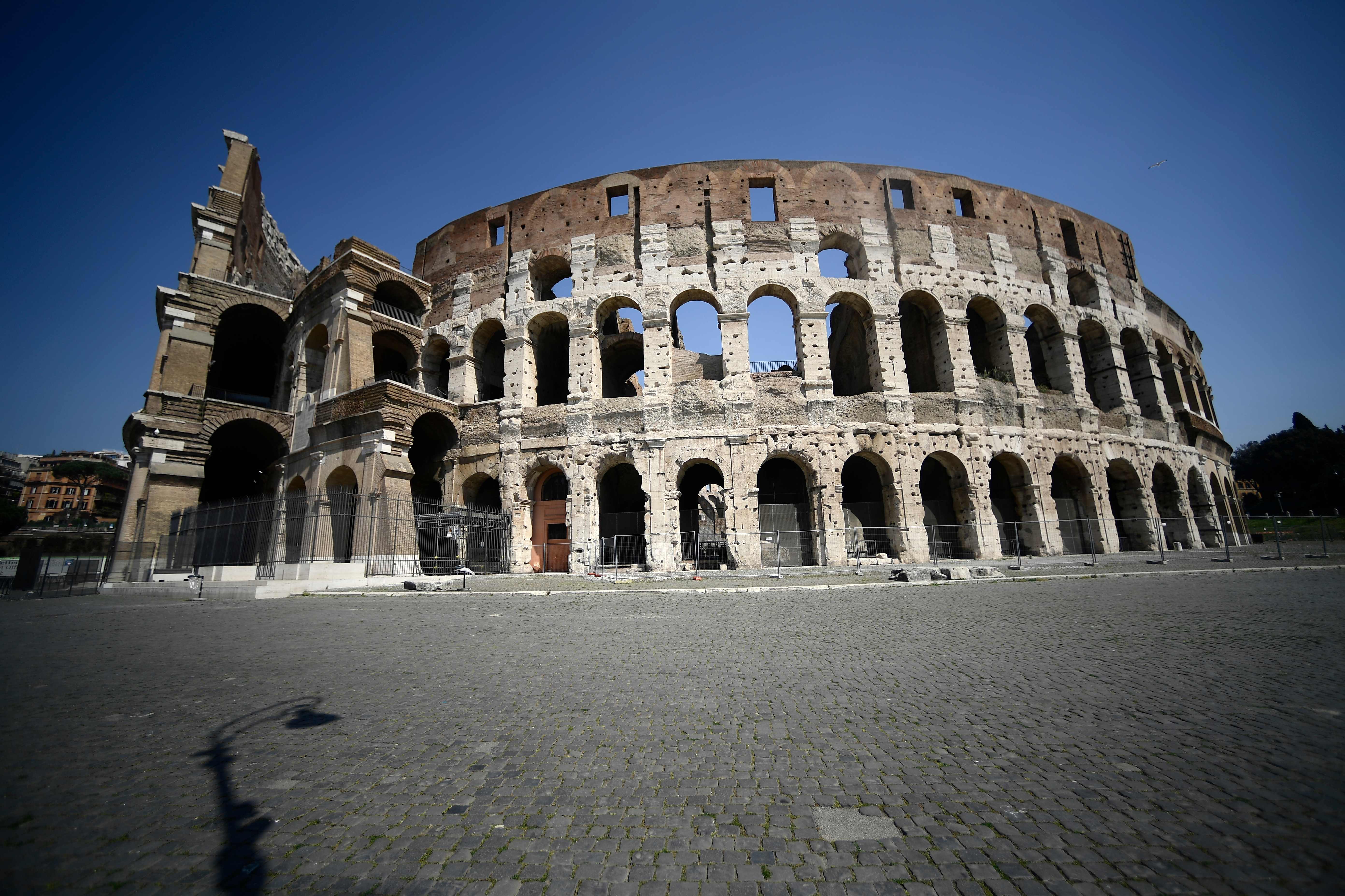 Suasana kawasan Coliseum di kota Roma, Italia, Jumat (10/4) yang terlihat sepi saat pemerintah menerapkan kebijakan lockdown.  