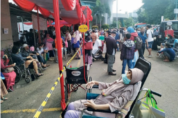 Antre Berobat di RSCM