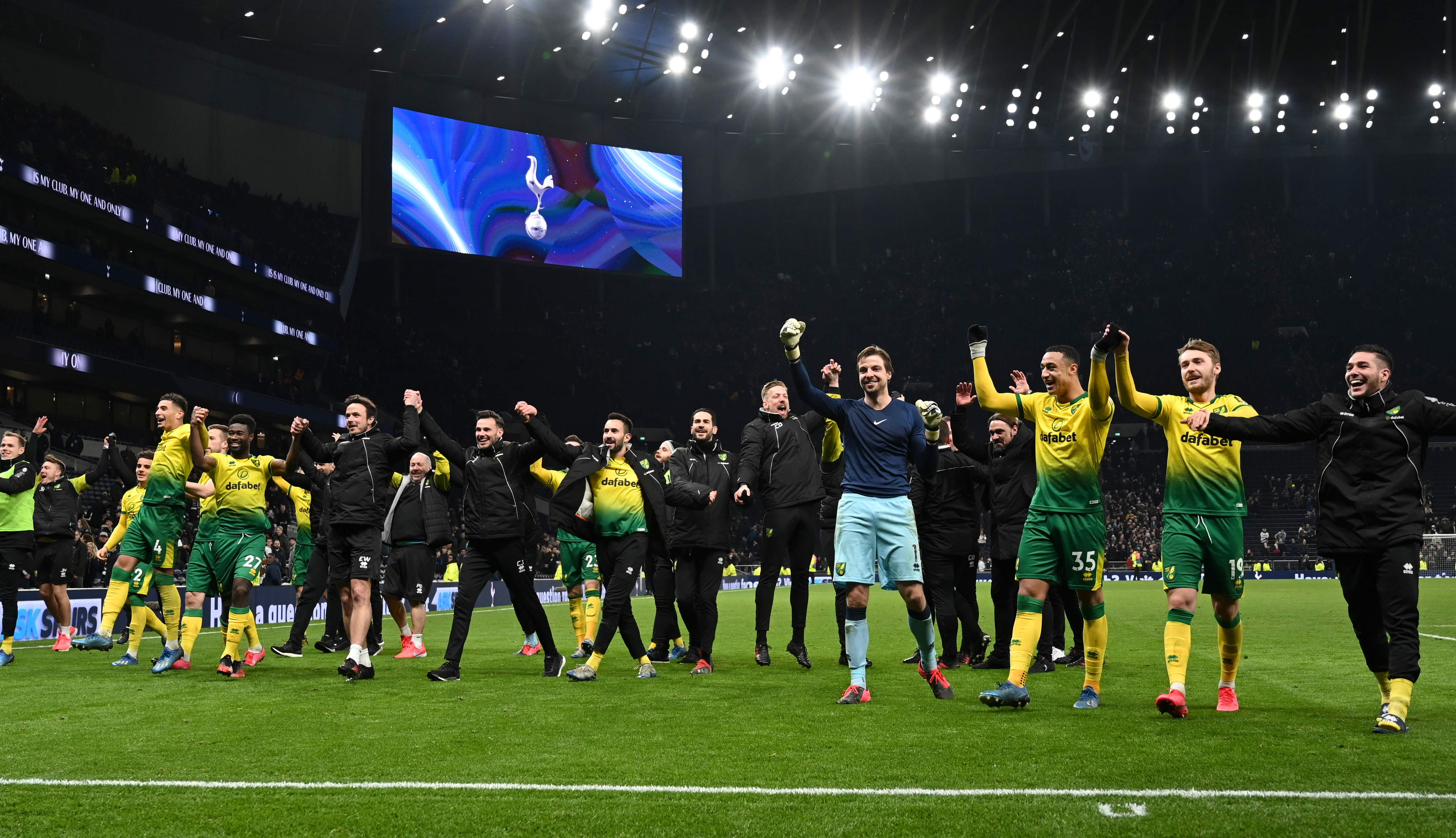Klub sepak bola Norwich City merelakan gaji pemainnya dipotong untuk membayar para karyawan yang bekerja di klub tersebut.