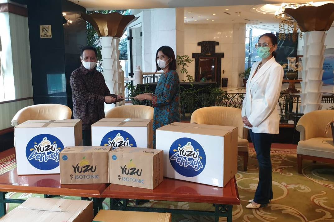 Penyerahan bantuan ribuan botol minuman isotonik dan masker dari PT Savoria, Senin (6/4)