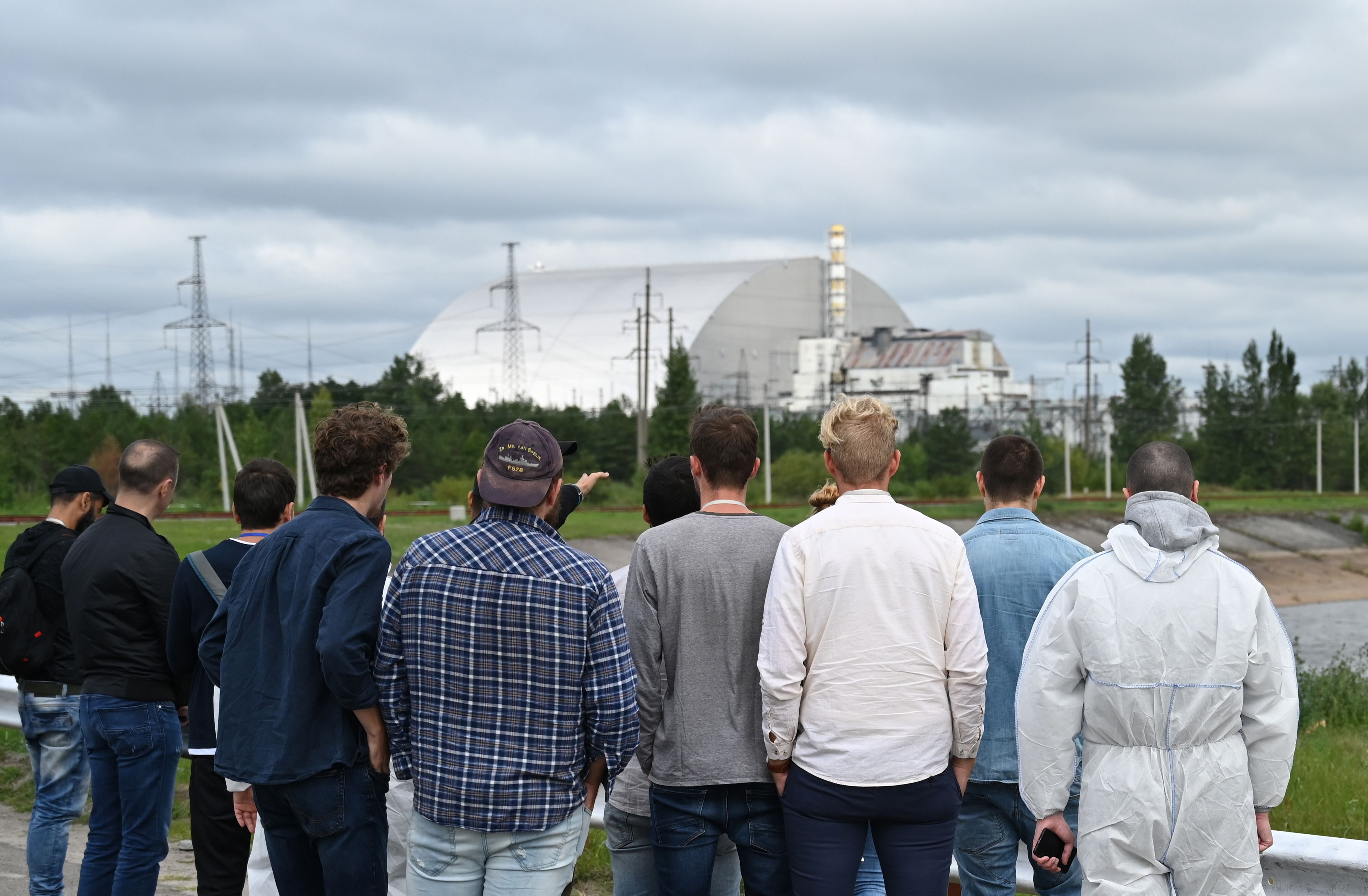 Wisatawan melihat New Safe Confinement (NSC), kubah logam yang membungkus bekas reaktor di Chernobyl, Ukraina, 15 Agustus 2019.