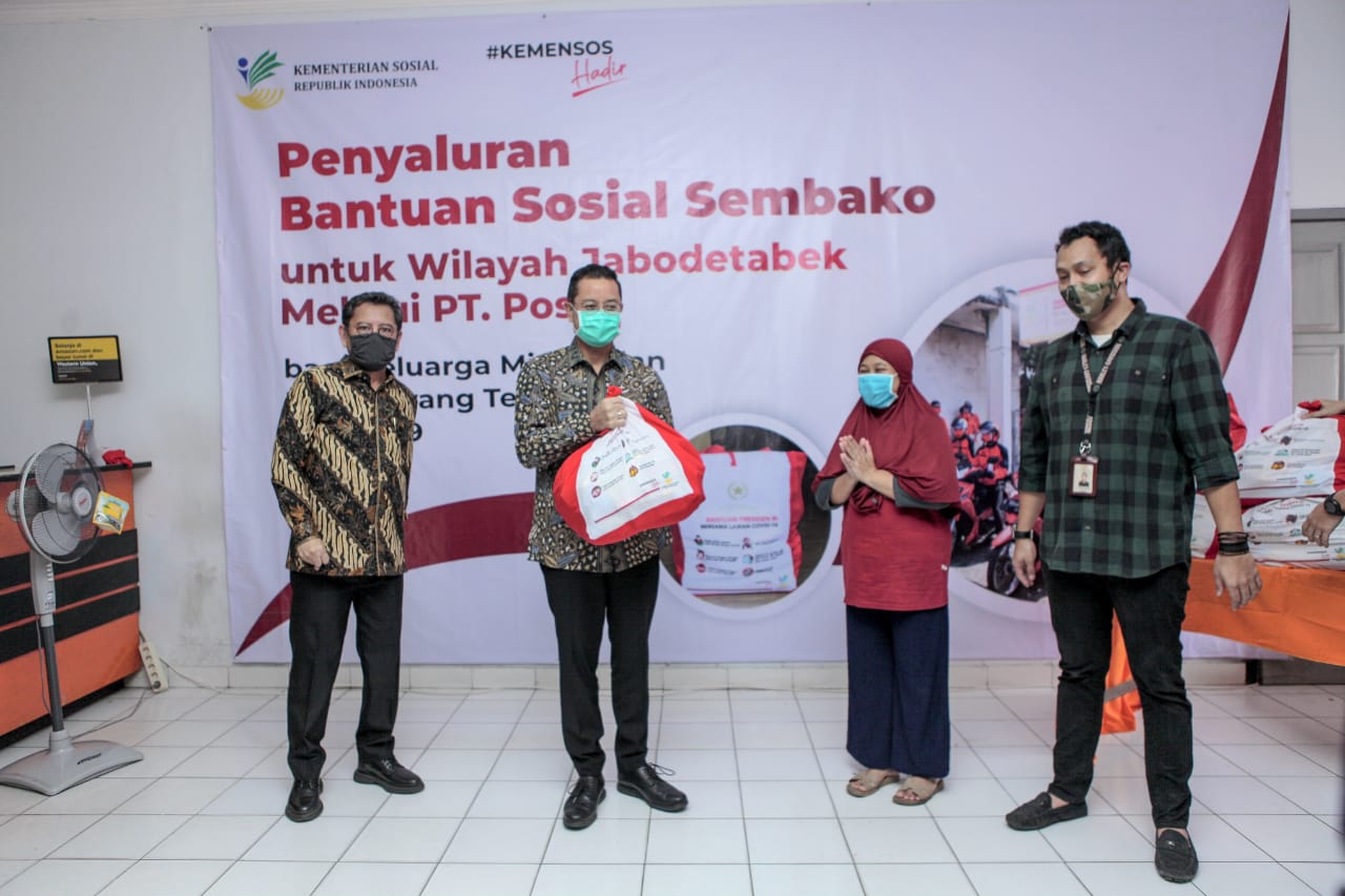 Mensos Juliari P. Batubara meninjau proses penyaluran bansos sembako di Kantor Pos Jati Rawamangun, Jakarta Timur. 