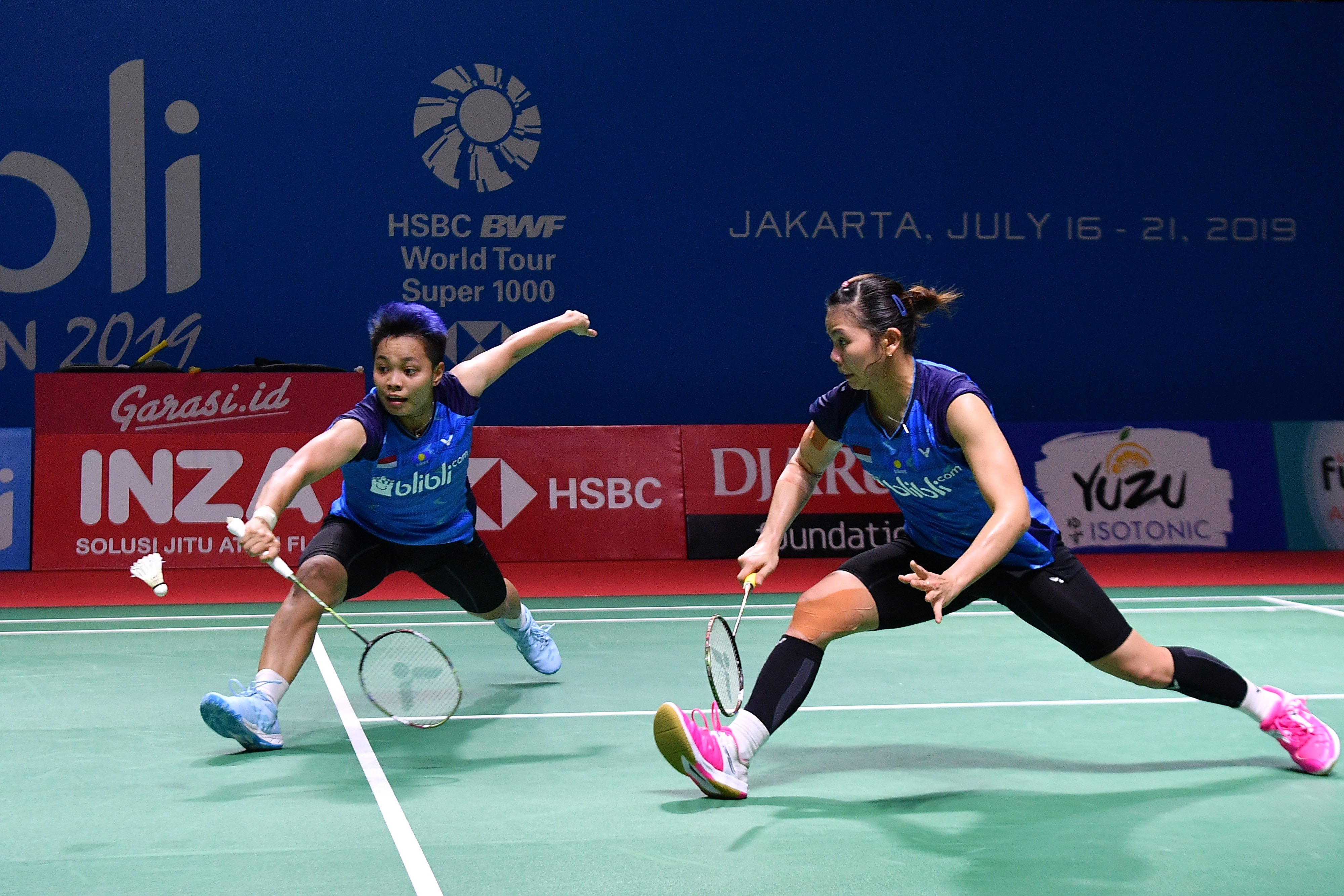 Ganda putri Apriyani Rahayu (kiri) dan Greysia Polii  saat tampil di Indonesia Terbuka 2019.