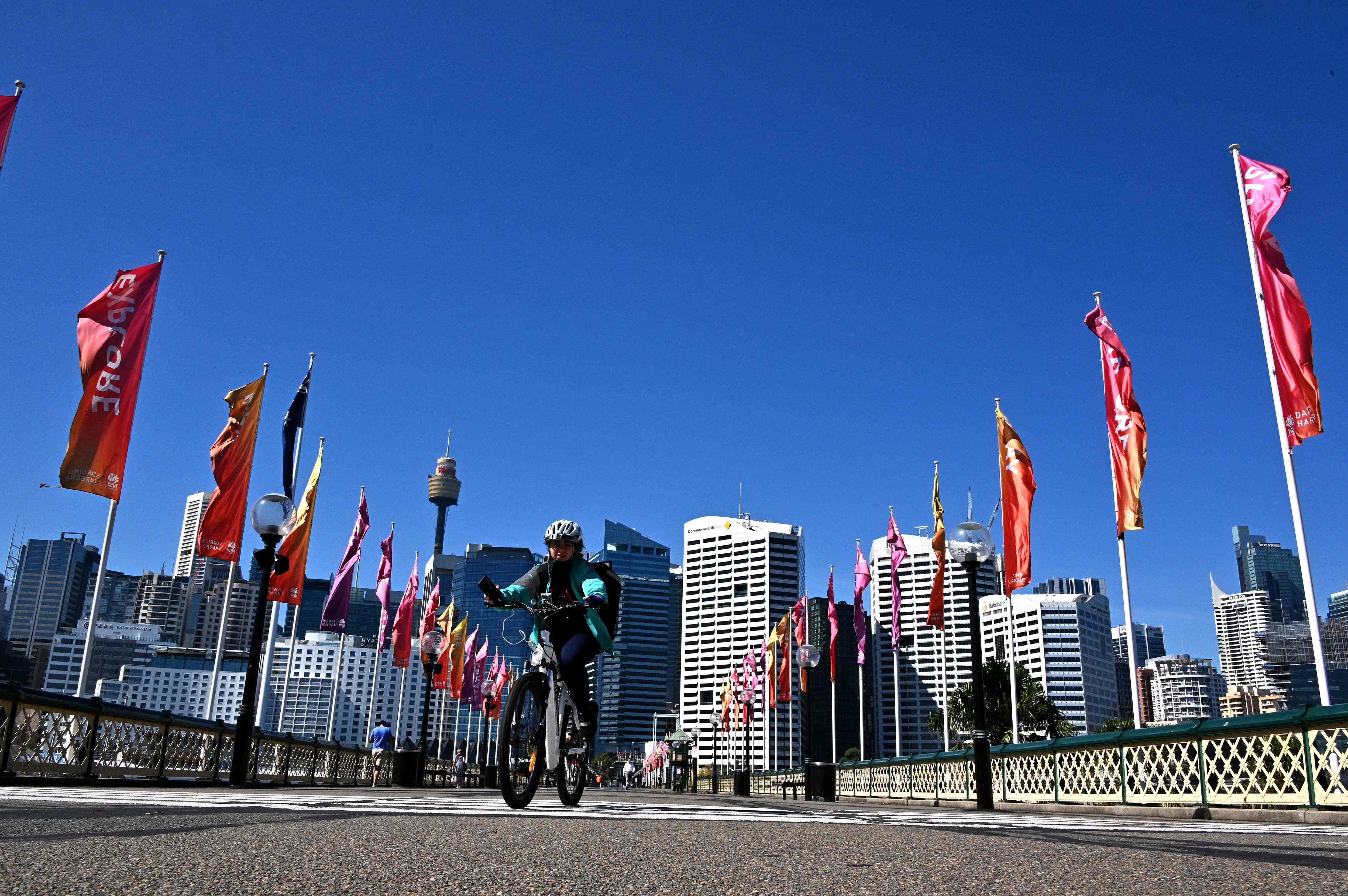 Seorang pengantar makanan sedang menikmati pusat kota Sydney yang sepi (15/4)