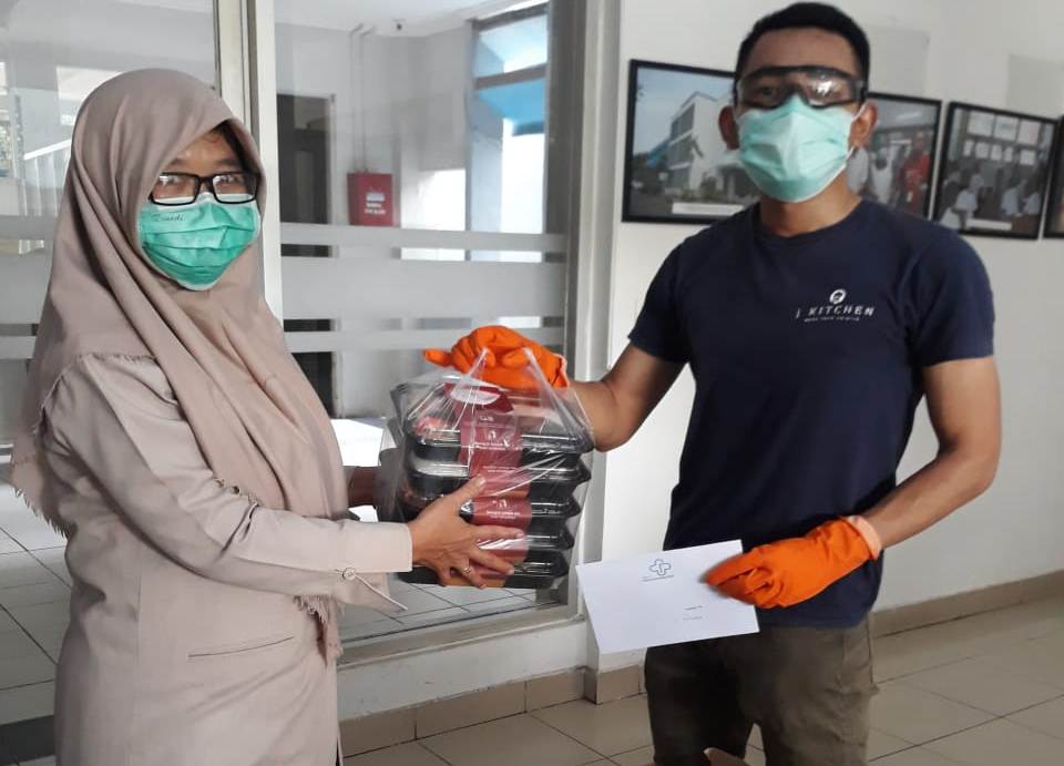 Jambuluwuk Hotels & Resorts baru-baru ini memberikan makanan kepada tenaga medis di RS Persahabatan, Jakarta.