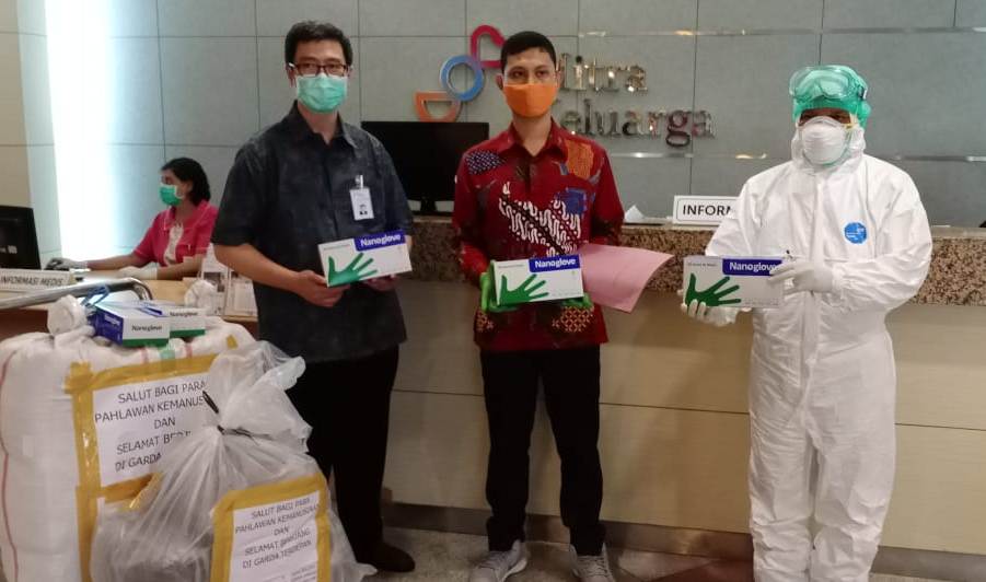 Bantuan APD tersebut diterima langsung Ketua Satgas Penanggulangan Covid-19 Kota Bekasi, dr. Tri Adhianto Tjahyono, Sp.P.