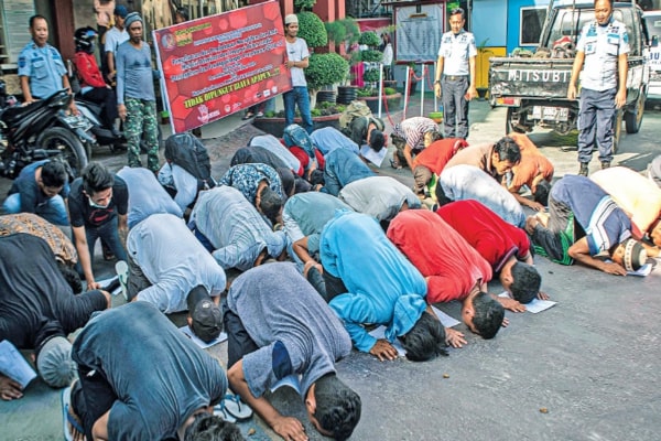 Warga binaan bersujud di halaman Rumah Tahanan (Rutan) Kelas II A Palu setelah mendapat kebebasan di Sulawesi Tengah, Kamis (2/4)
