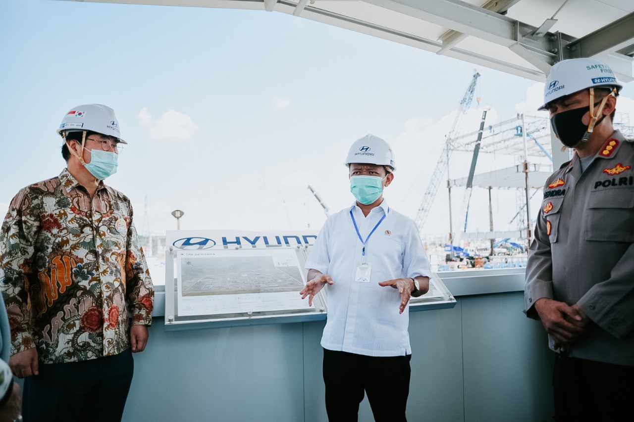  Kepala BKPM Bahlil Lahadalia bersama dengan beberapa anggota direksi HMMI mengunjungi pabrik Hyundai. 