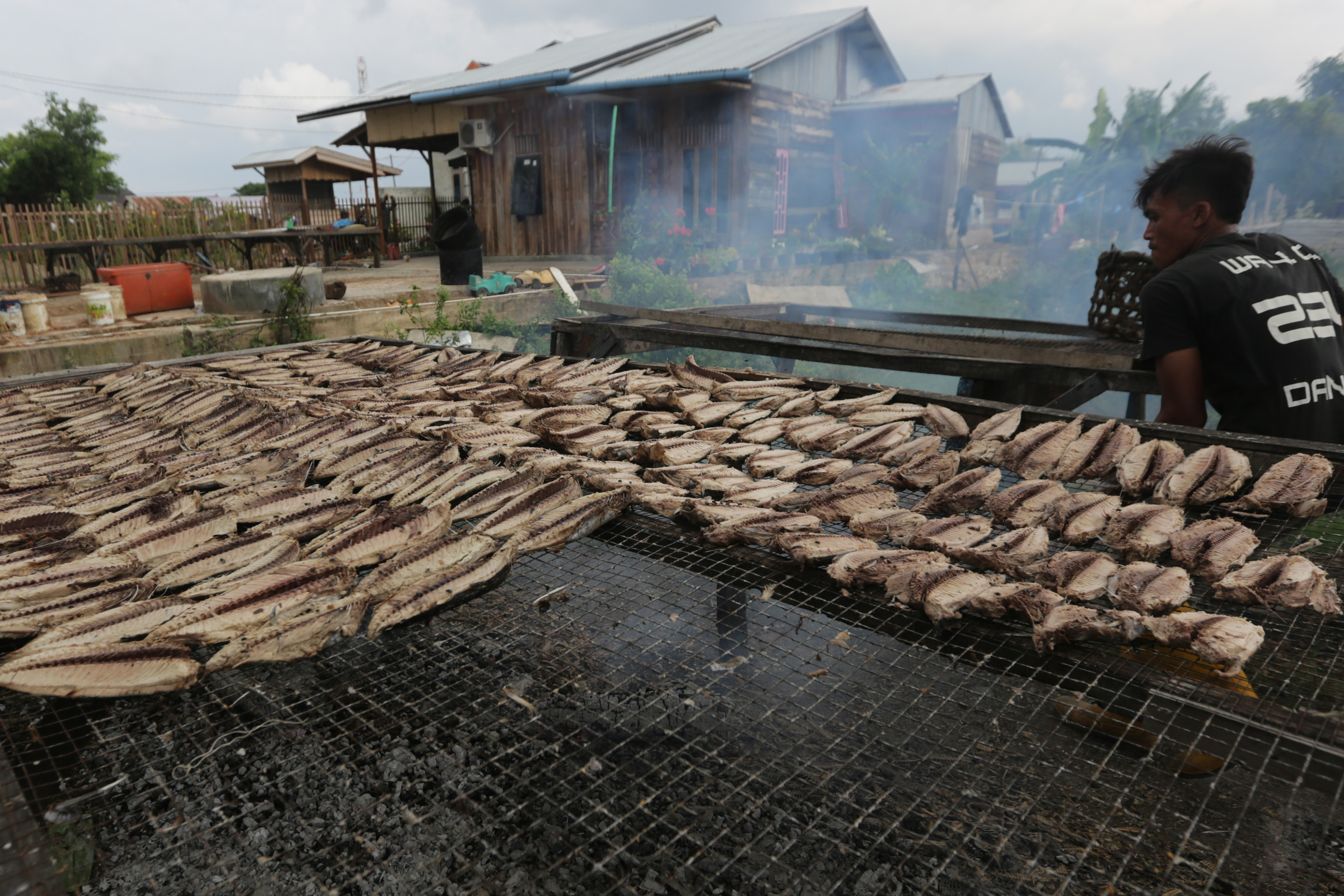 Industri rumah tangga ikan tongkol asap (keumamah) di Desa Lampulo, Banda Aceh, Aceh, Rabu (15/4) terdampak covid-19.