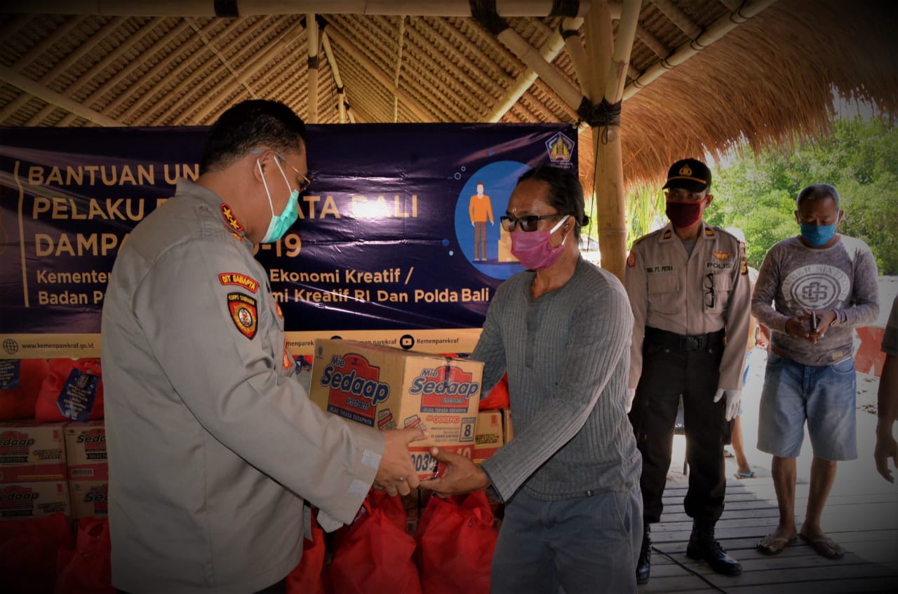 Para pelaku pariwisata di Nusa Penida Bali mendapat bantuan sosial berupa sembako. 