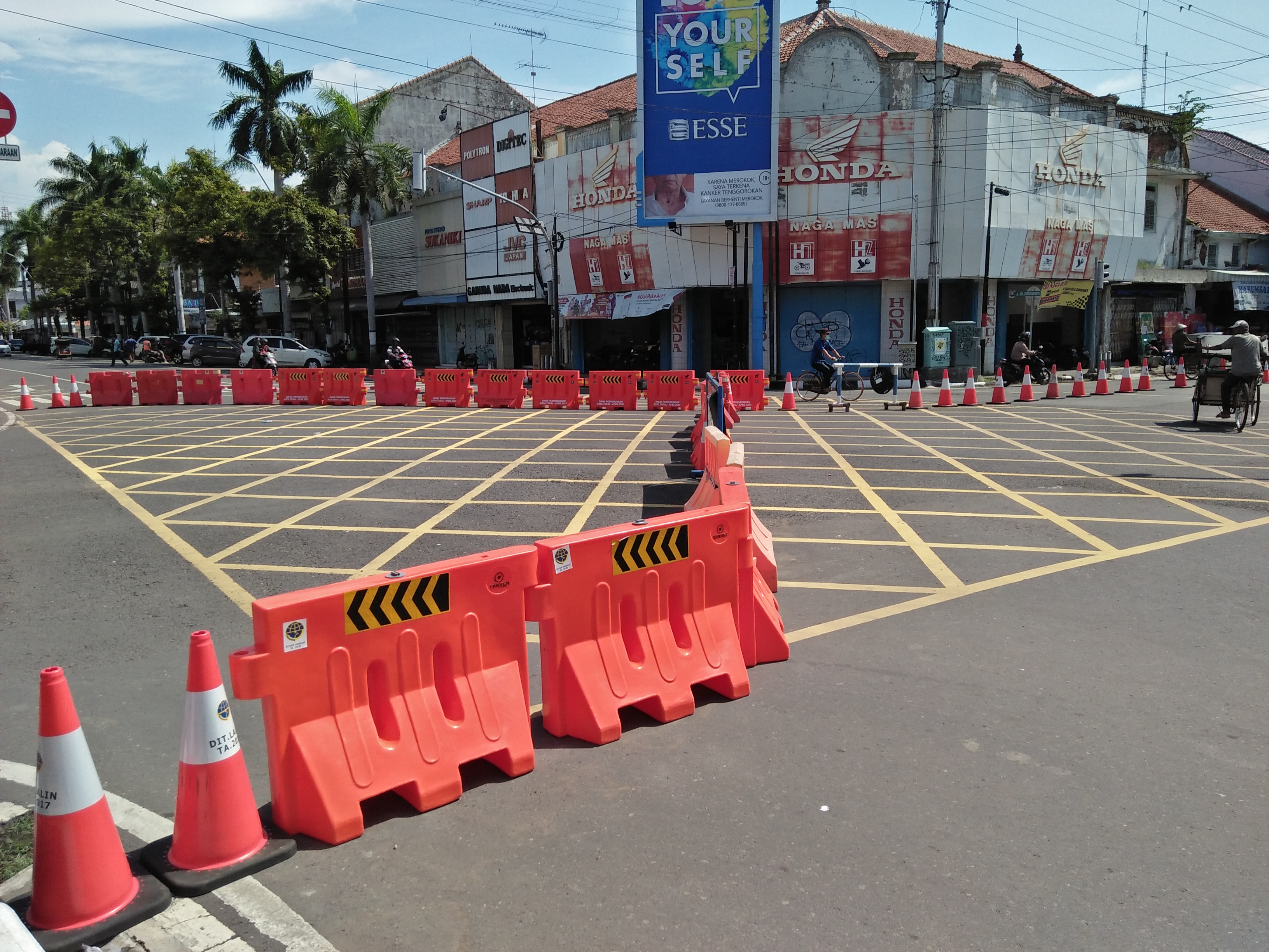 Wali Kota Tegal Dedy Yon Supriyono menutut akses ke kota itu menggunakan Moveable Concrete Barrier (MCB) mulai 30 Maret.