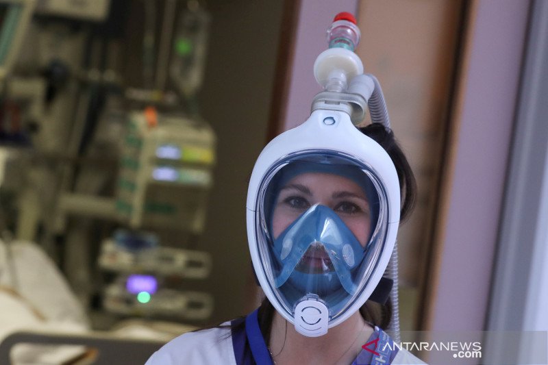 eorang perawat memakai masker snorkeling yang sudah dimodifikasi untuk tenaga medis COVID-19 di RS Erasme (Erasmus), Belgia.
