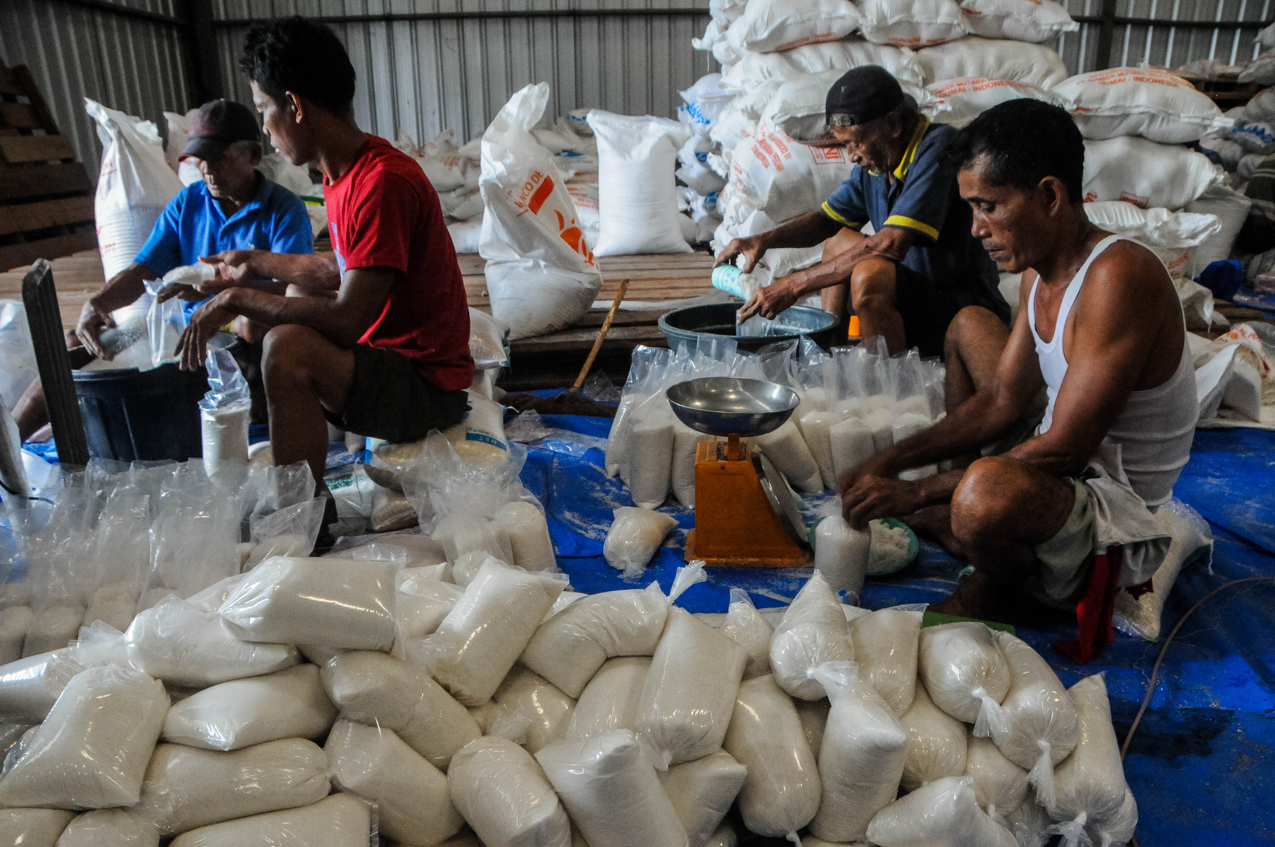 ekerja membungkus gula di Gudang Bulog Subdivre Lebak-Pandeglang, Lebak, Banten.