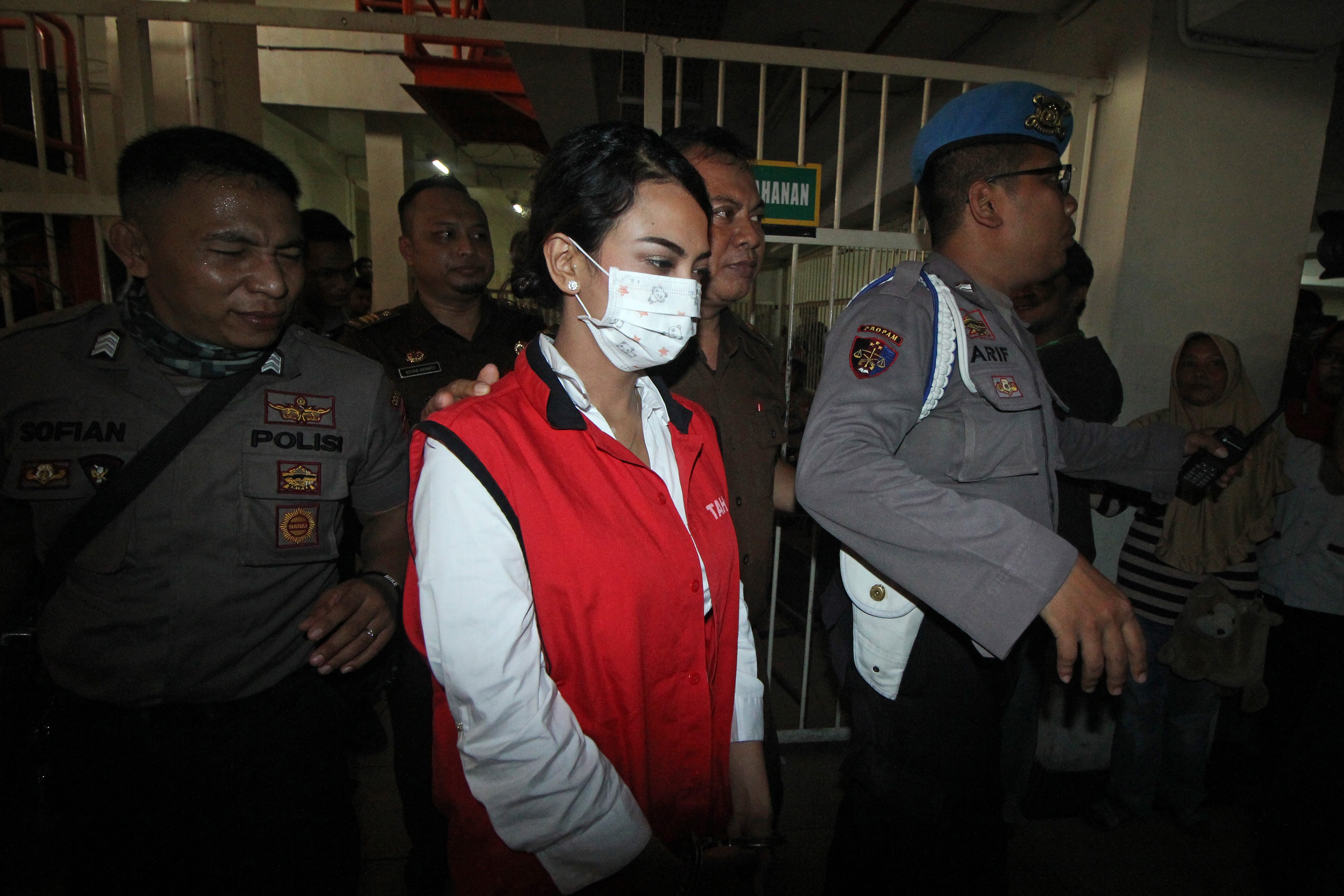 Vanessa Angel (tengah) saat menjalani sidang perdana di Pengadilan Negeri (PN) Surabaya, Jawa Timur, Rabu (24/4/2019)