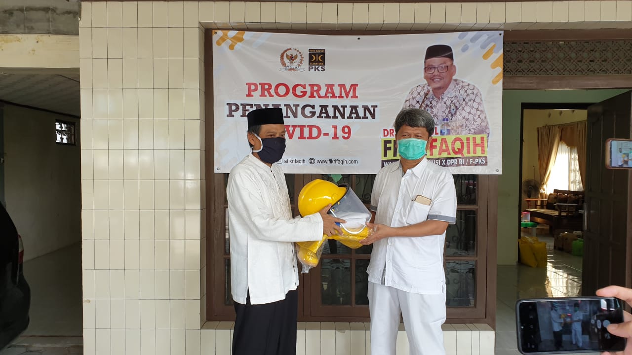 Wakil Ketua Komisi X DPR  Abdul Firki Fakih mendonasikan APD ke RS dr. Soesilo, Slawi, tegal