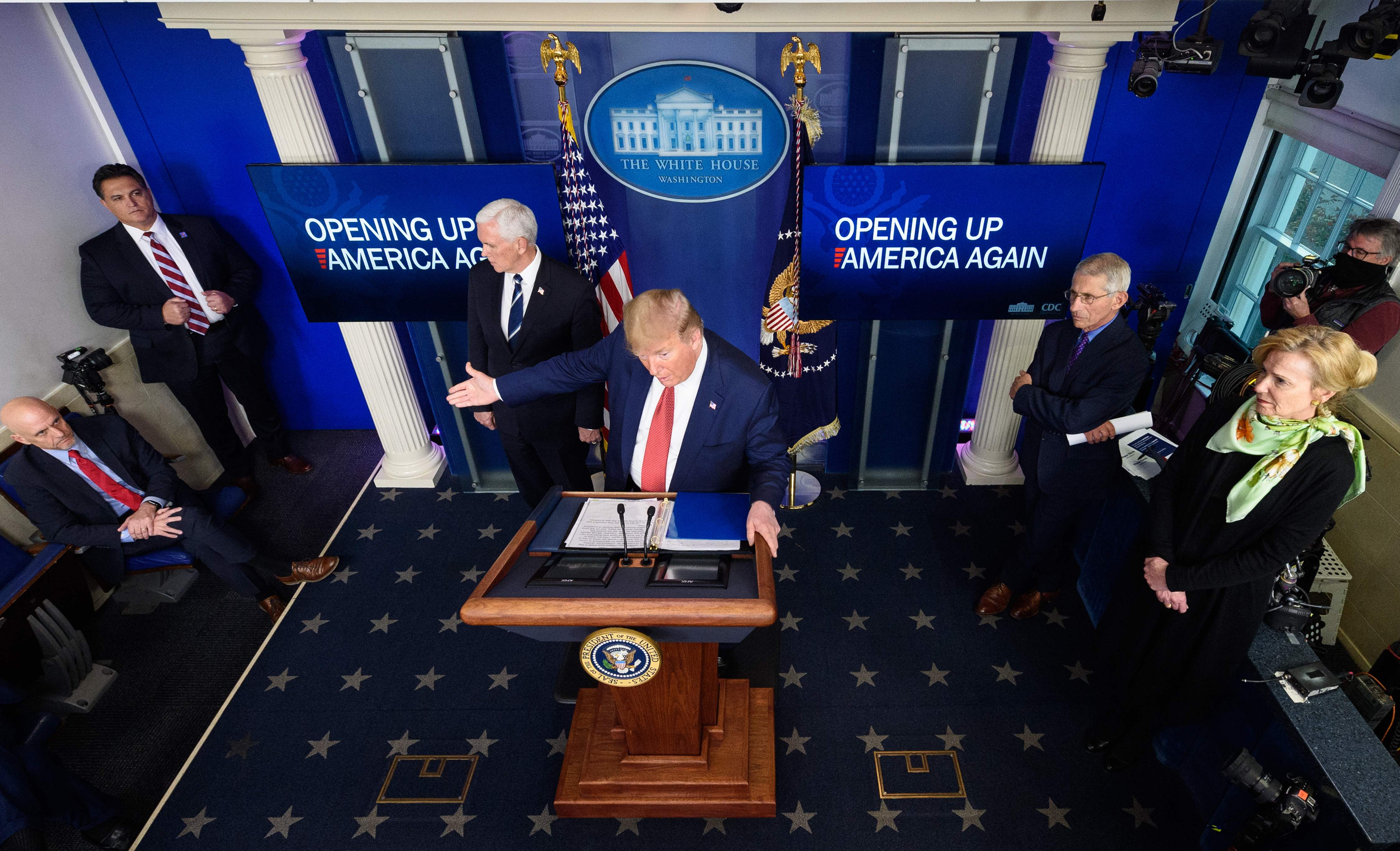 Presiden AS Donald Trump, Kamis (16/4), mengusulkan pedoman baru AS menghidupkan ekonomi kembali akibat pandemi covid-19.