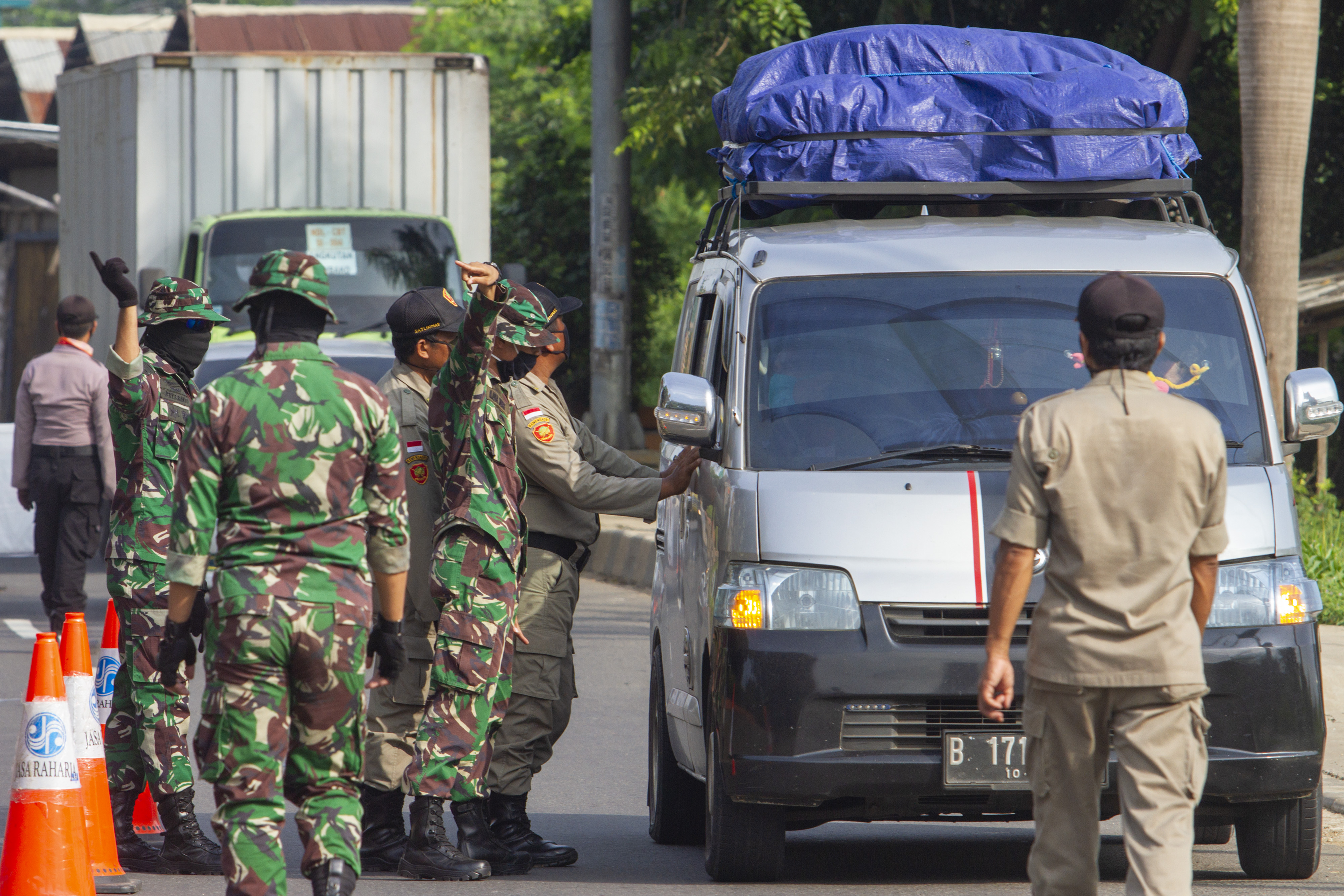 Pengecekan kendaraan yang mudik di kawasan karawang, Jawa Barat.