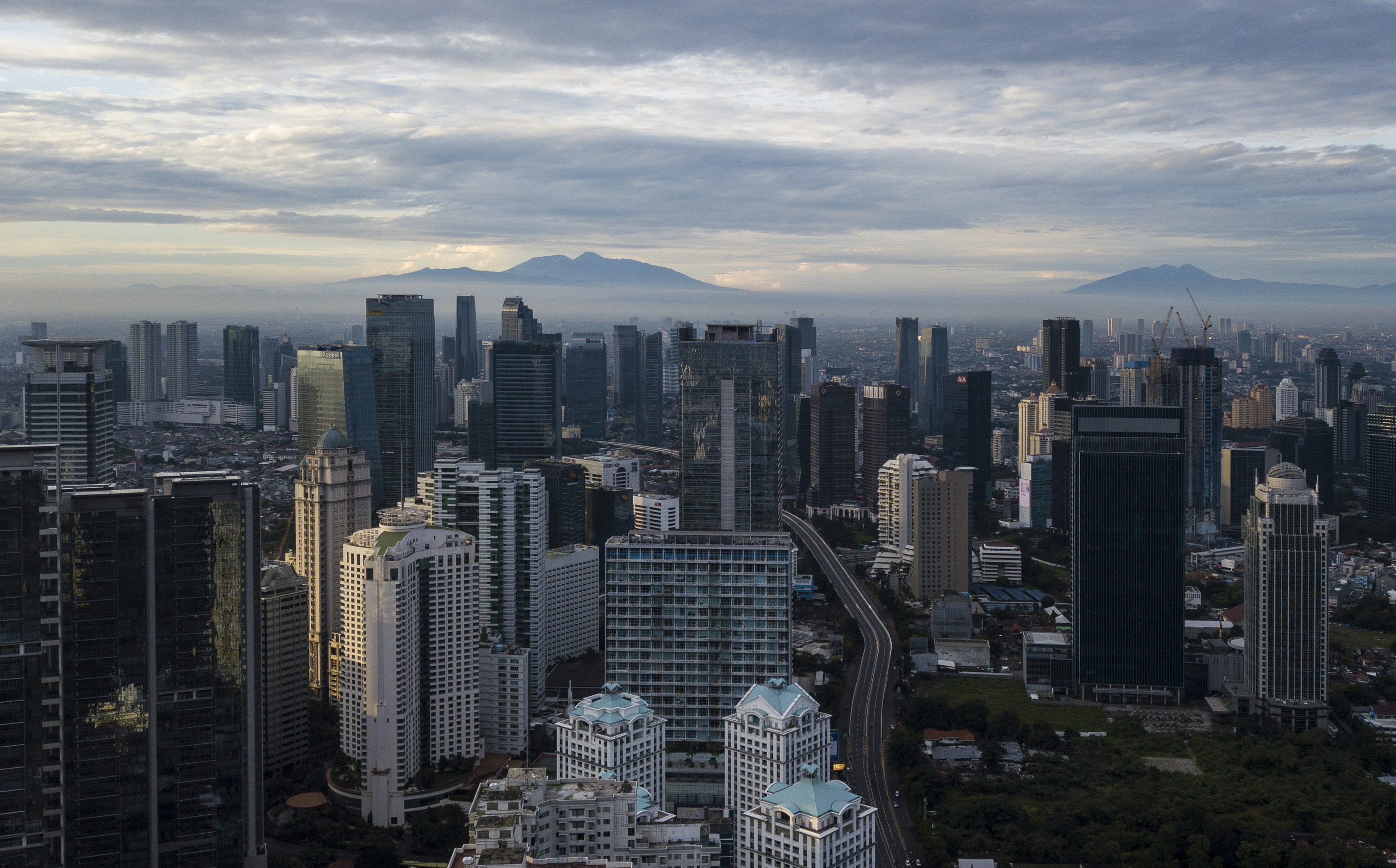 Foto udara gedung perkantoran di Jakarta pada pagi hari.